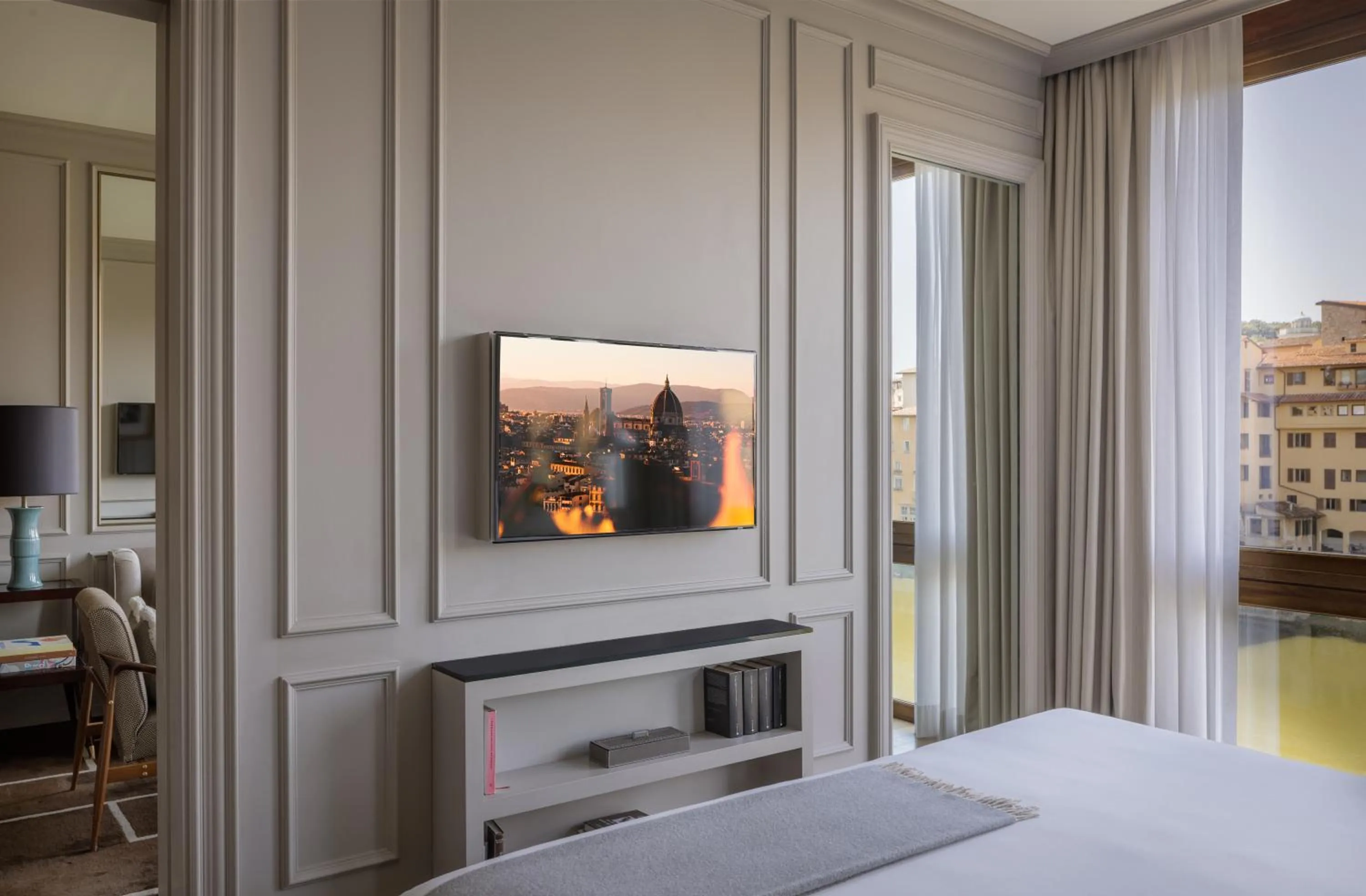 TV and multimedia, Bed in Portrait Firenze - Lungarno Collection