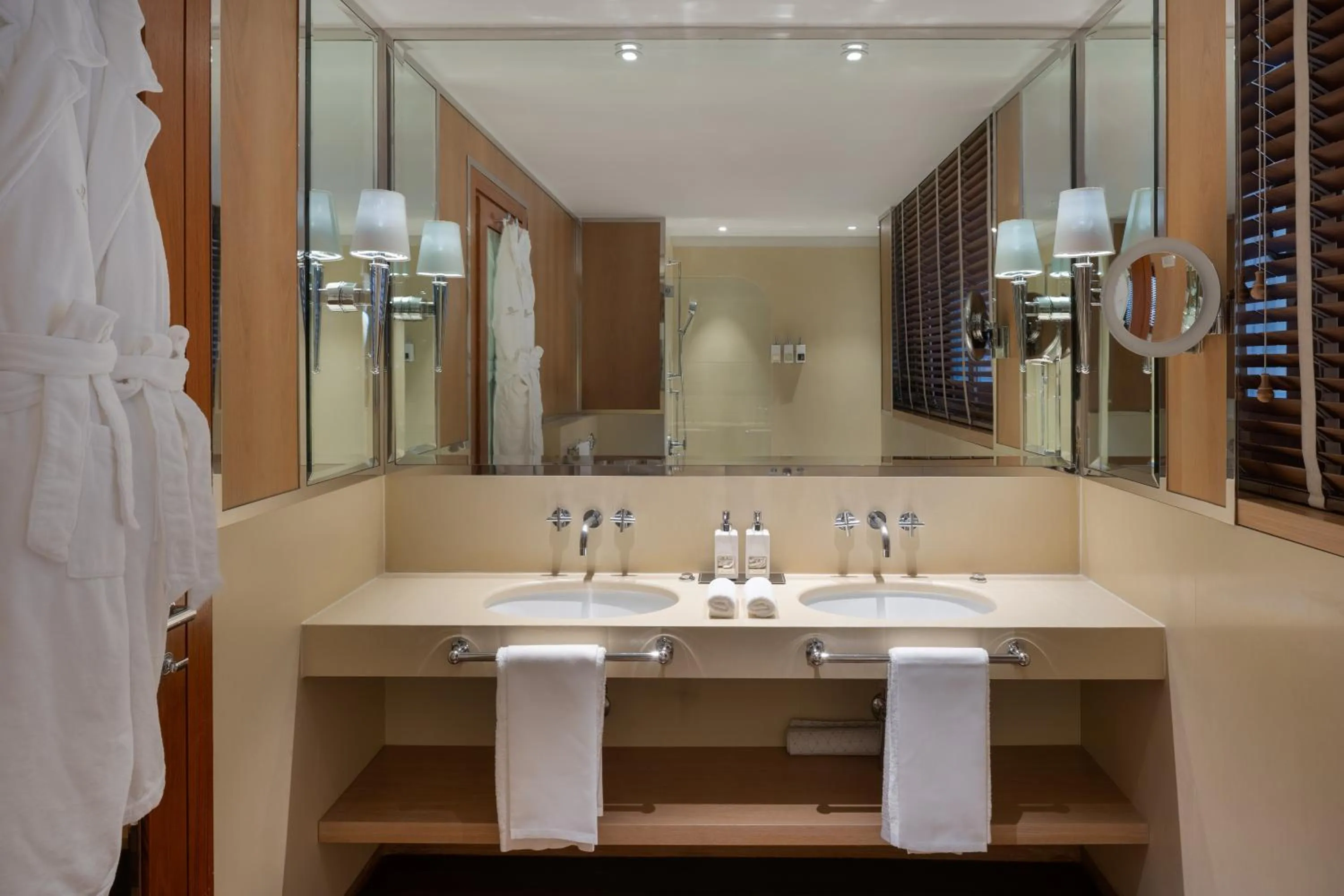 Bathroom in Portrait Firenze - Lungarno Collection