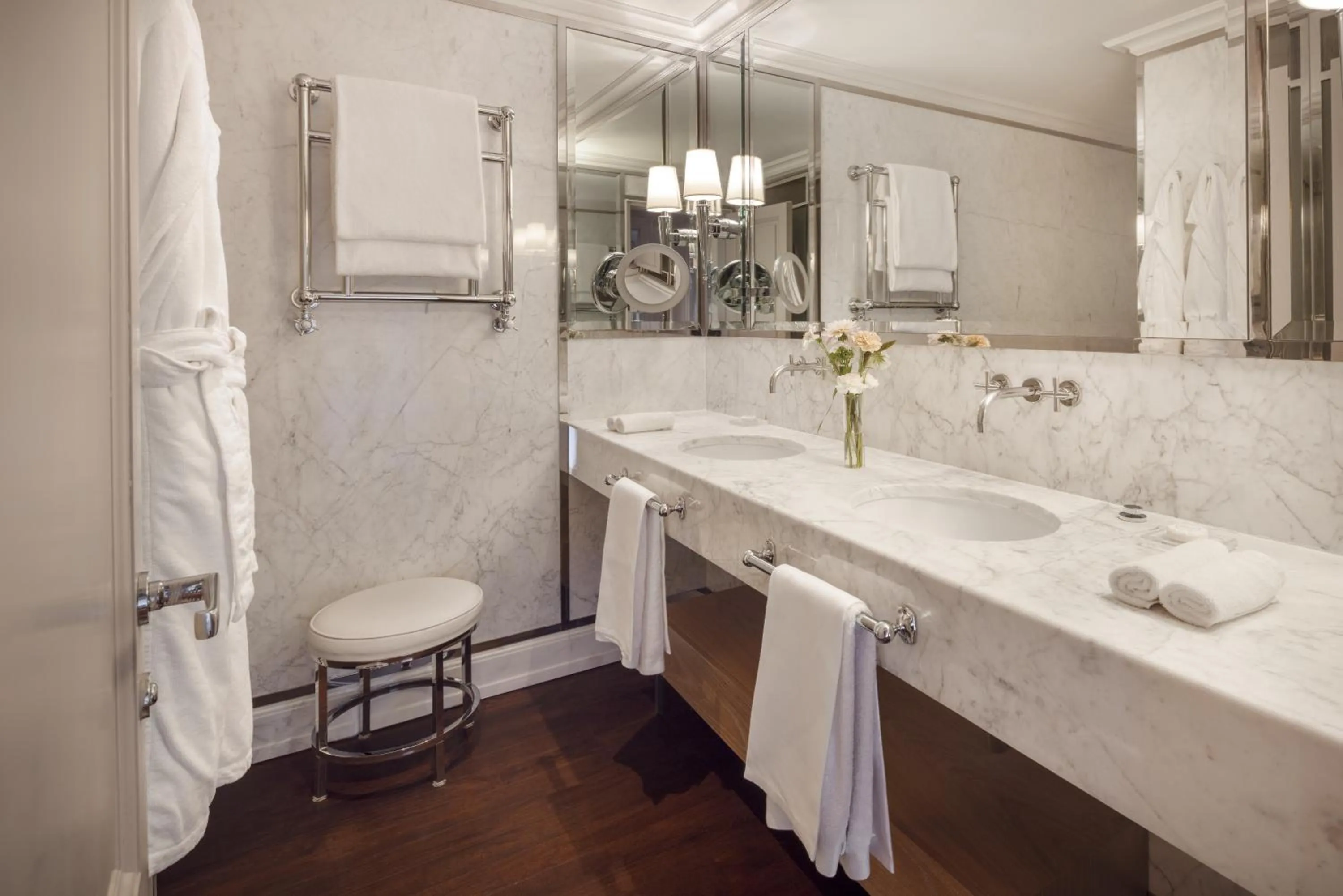 Bathroom in Portrait Firenze - Lungarno Collection