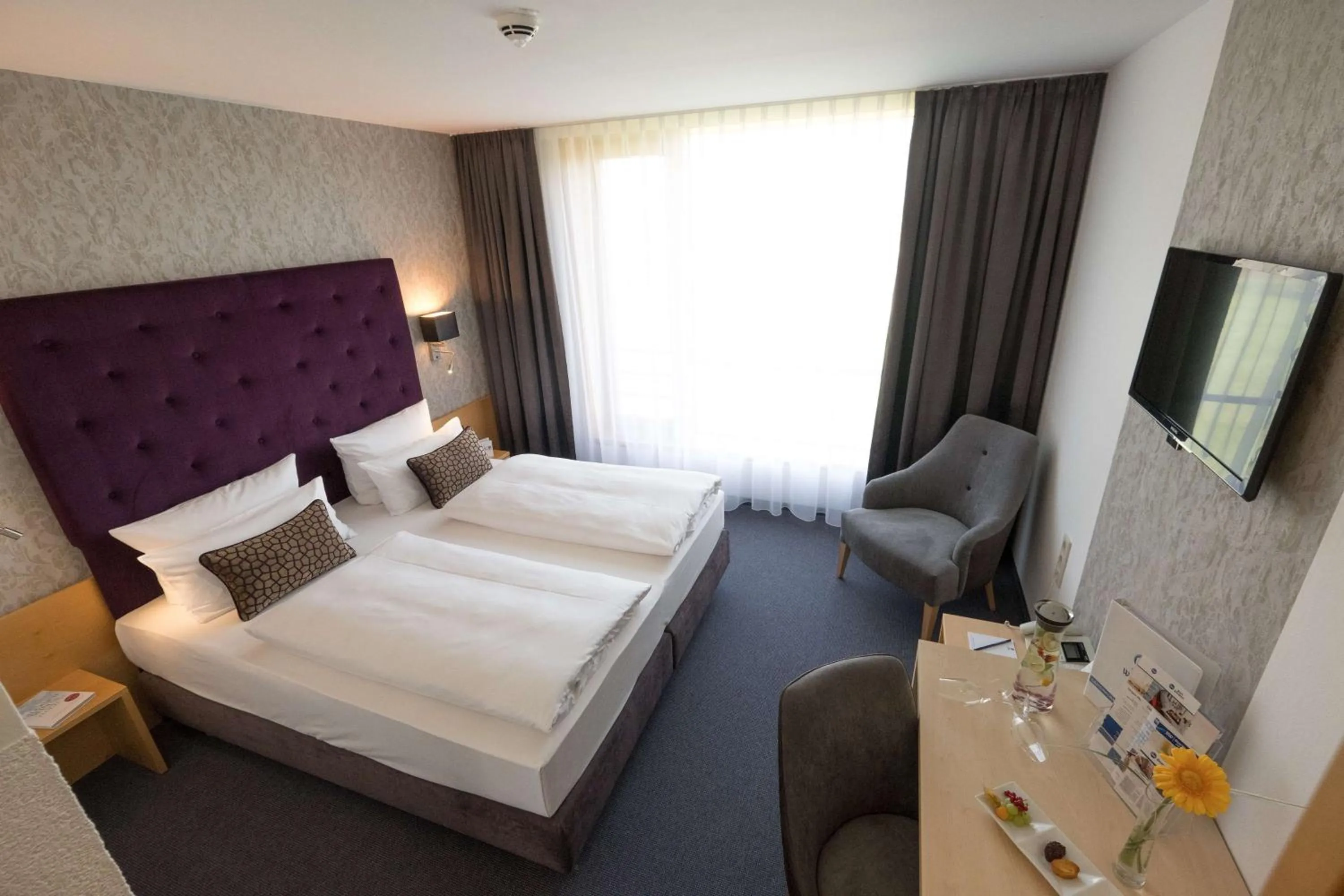 Photo of the whole room, Bed in rugs Hotel am Schlosspark Lichtenwalde