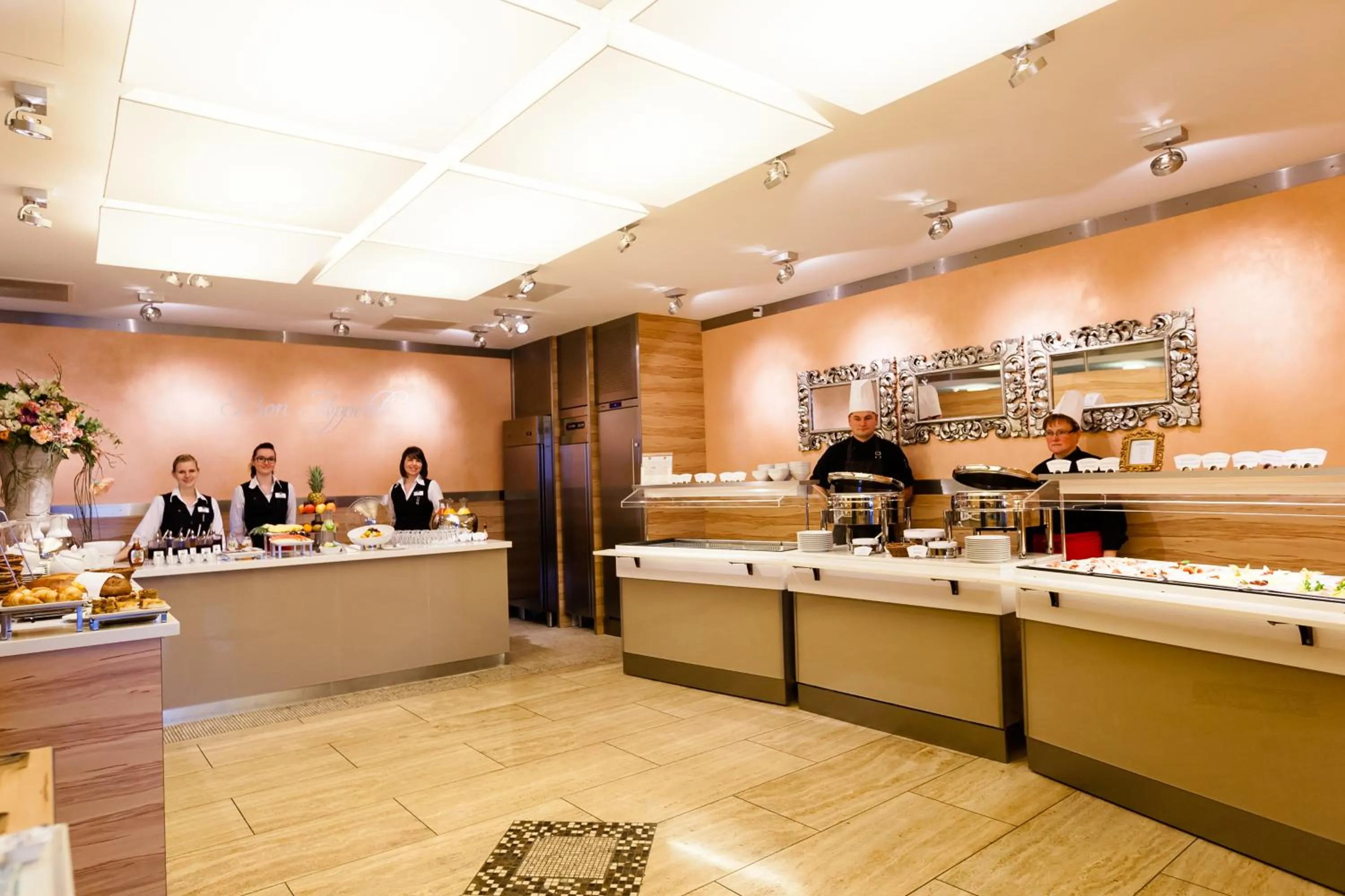 Breakfast in rugs Hotel am Schlosspark Lichtenwalde