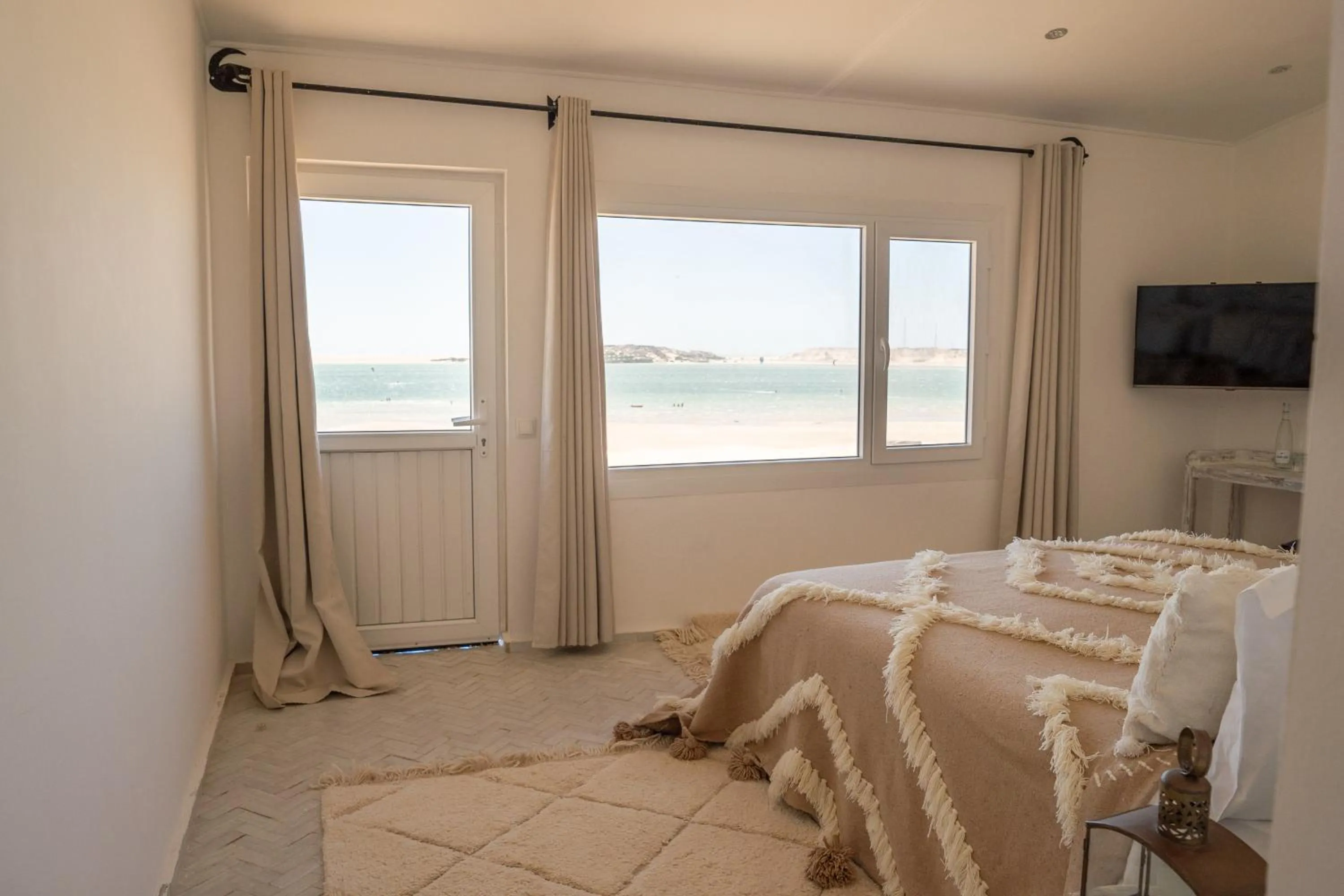 Photo of the whole room, Bed in Dakhla Attitude