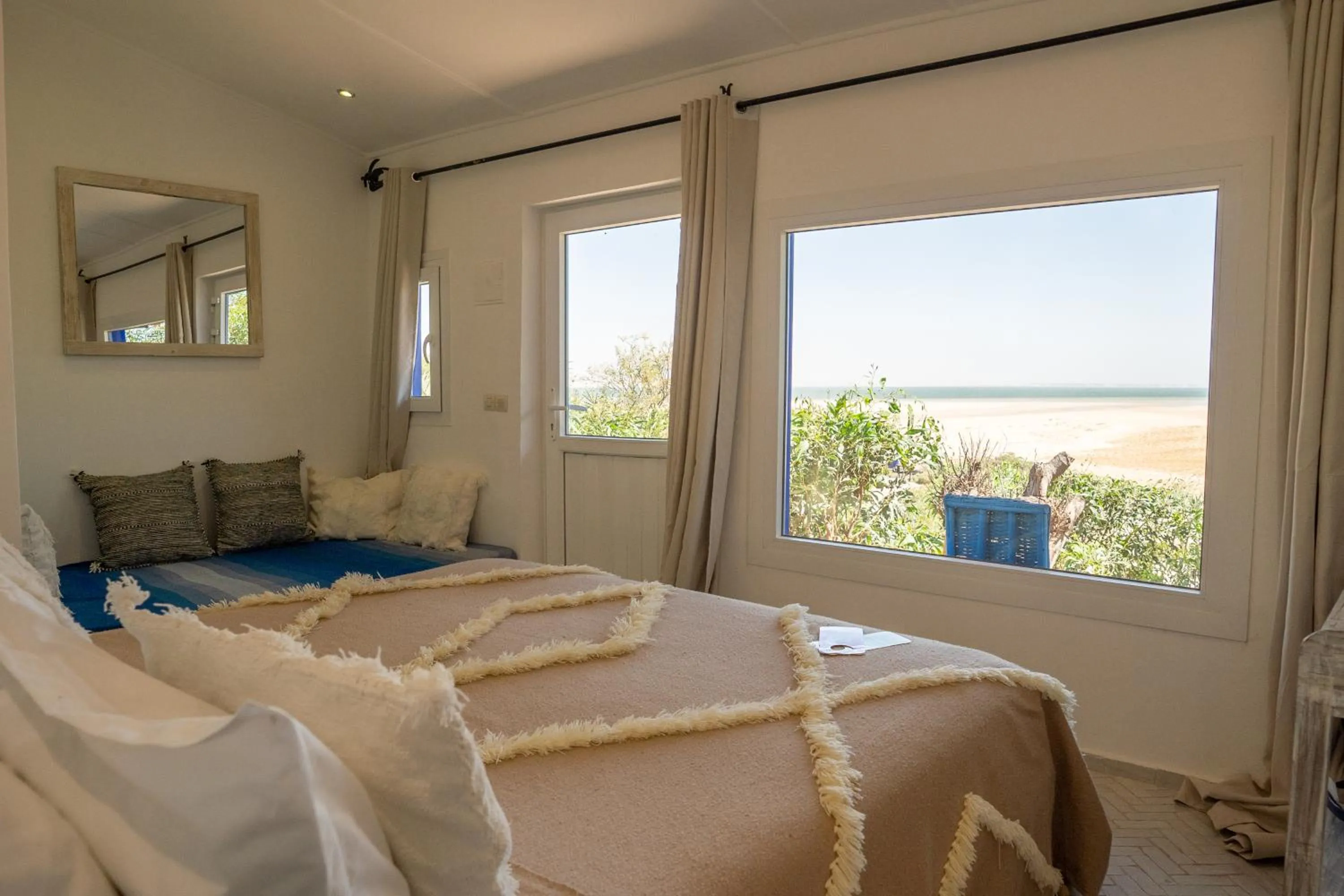 Photo of the whole room, Bed in Dakhla Attitude