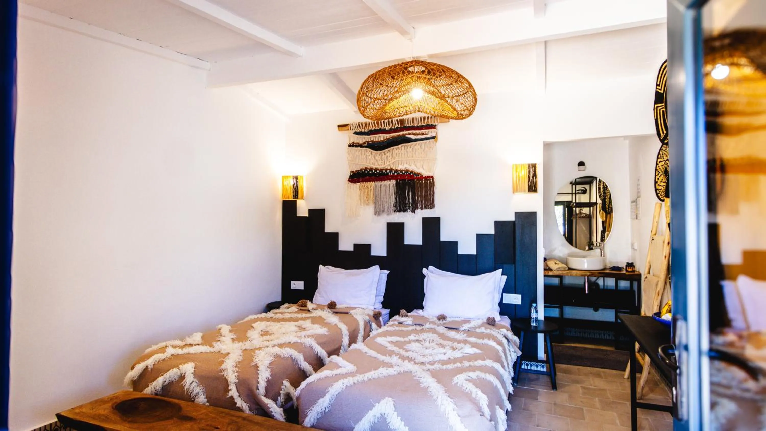 Photo of the whole room, Bed in Dakhla Attitude