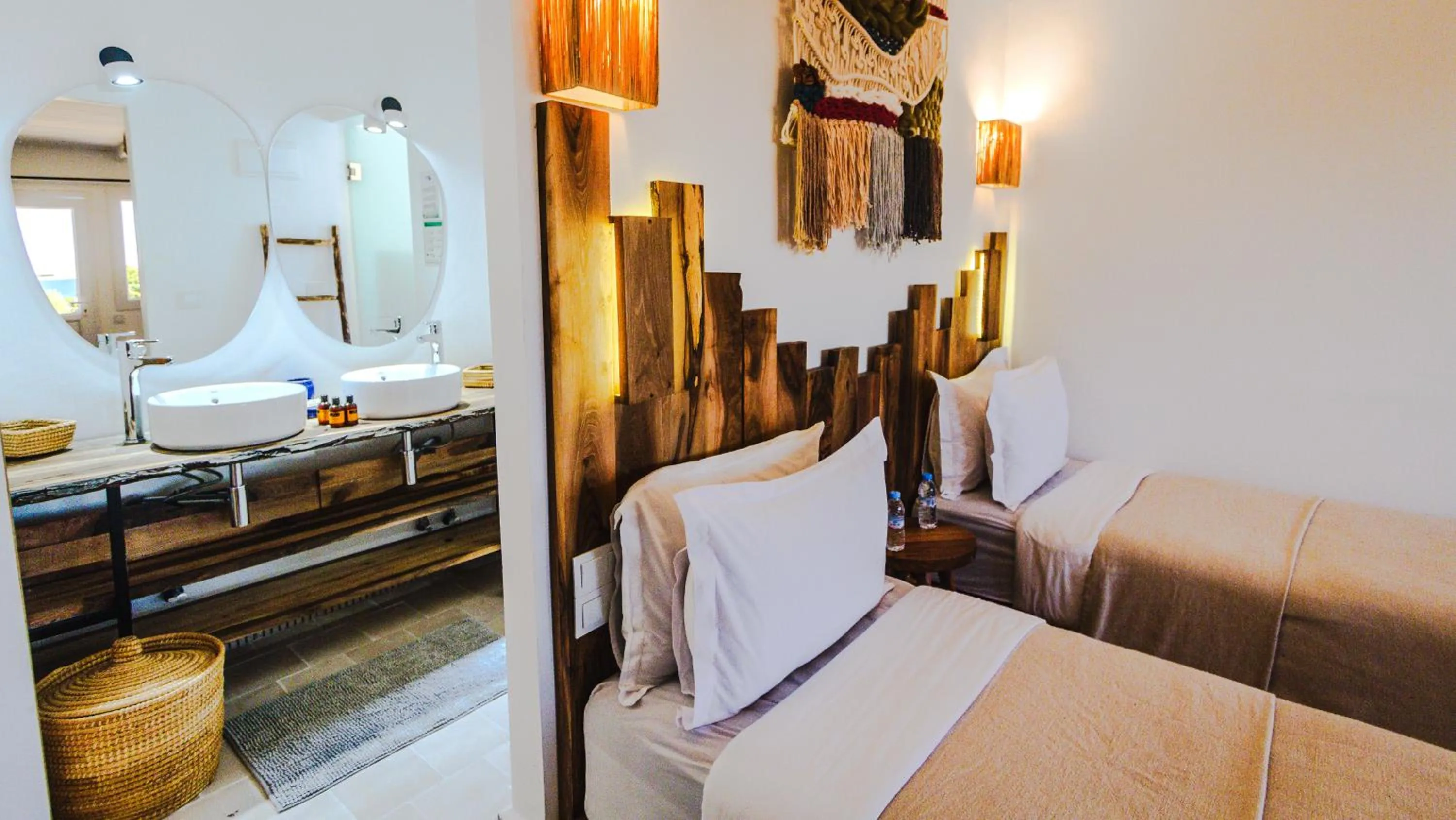 Photo of the whole room, Bed in Dakhla Attitude