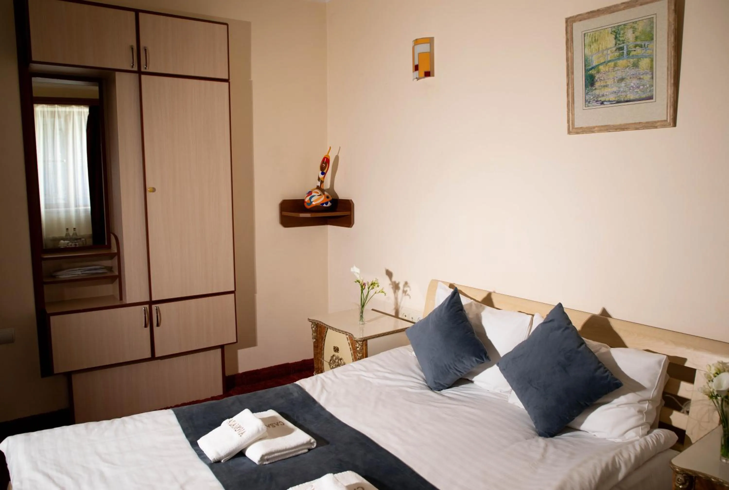 wardrobe, Bed in Casanova Inn - Boutique Hotel