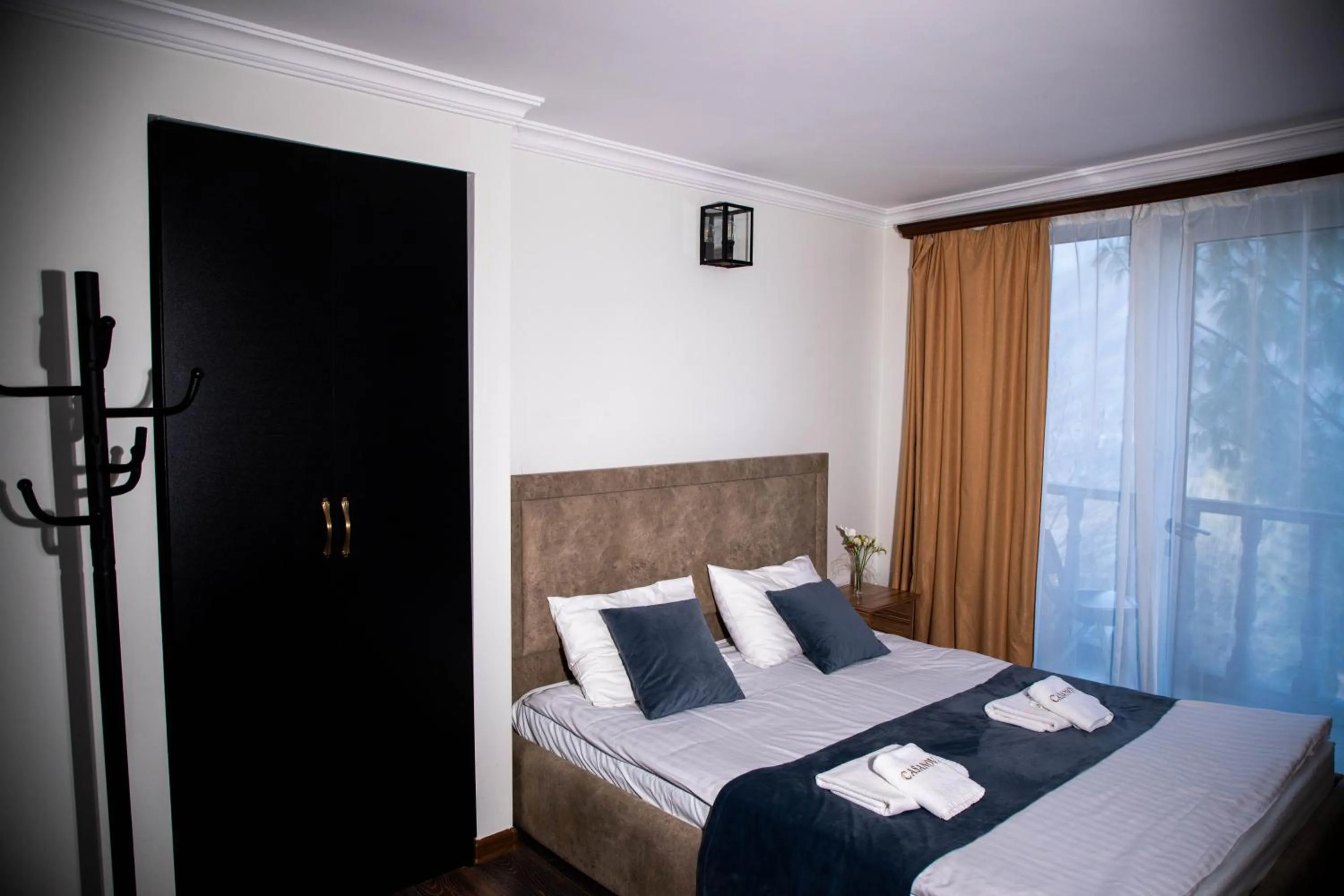 wardrobe, Bed in Casanova Inn - Boutique Hotel