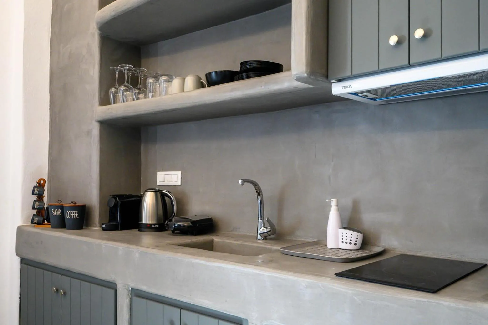 Coffee/tea facilities in Deep Earth Villas