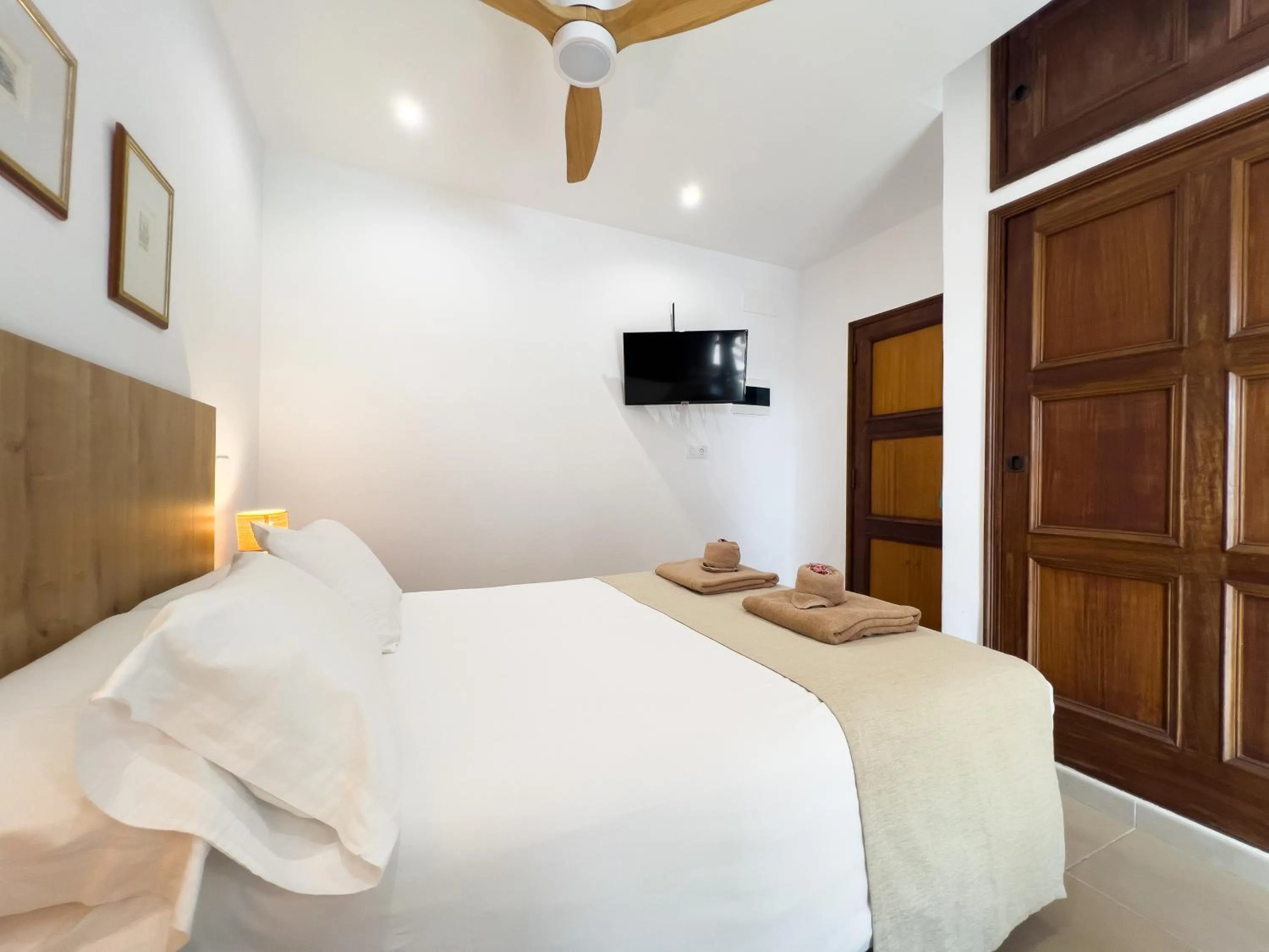 Photo of the whole room, Bed in Hélène Holidays - Hotel Boutique