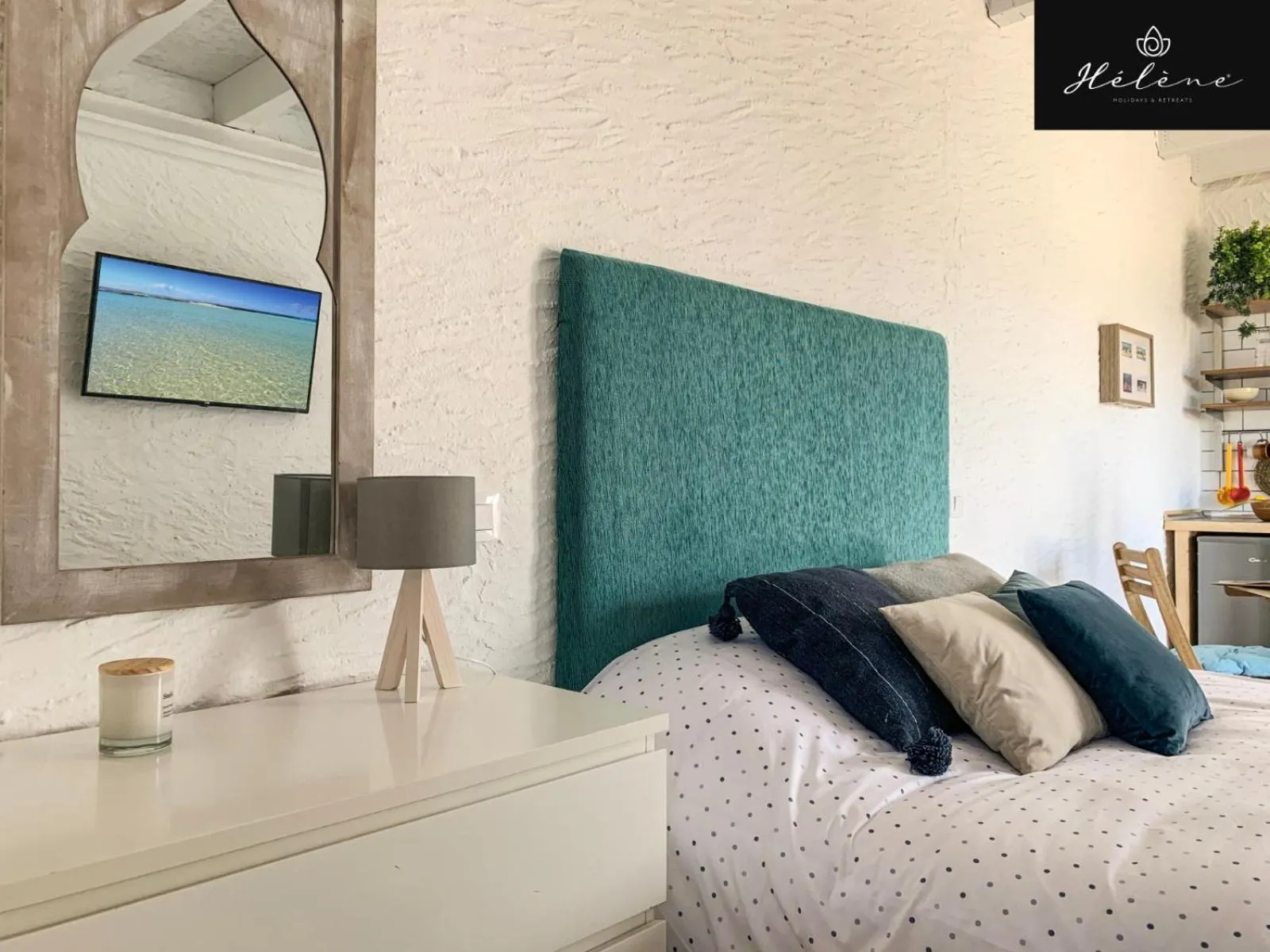 Bed in Hélène Holidays - Hotel Boutique