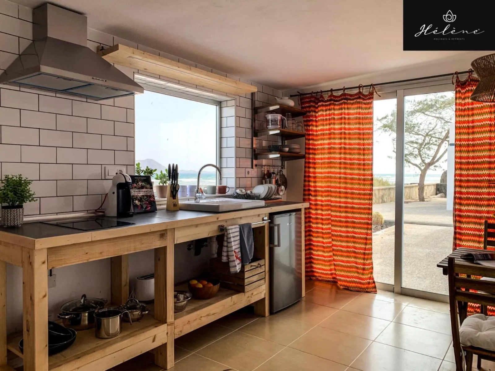 Kitchen or kitchenette in Hélène Holidays - Hotel Boutique