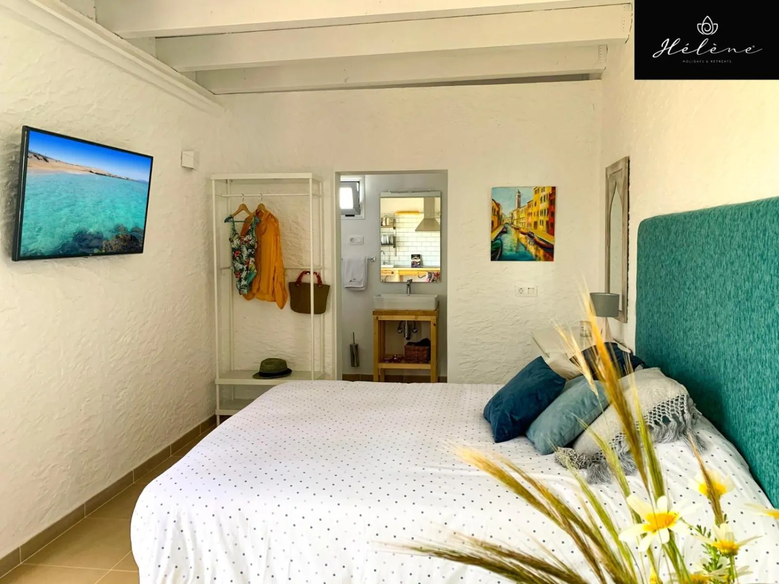 Photo of the whole room, Bed in Hélène Holidays - Hotel Boutique