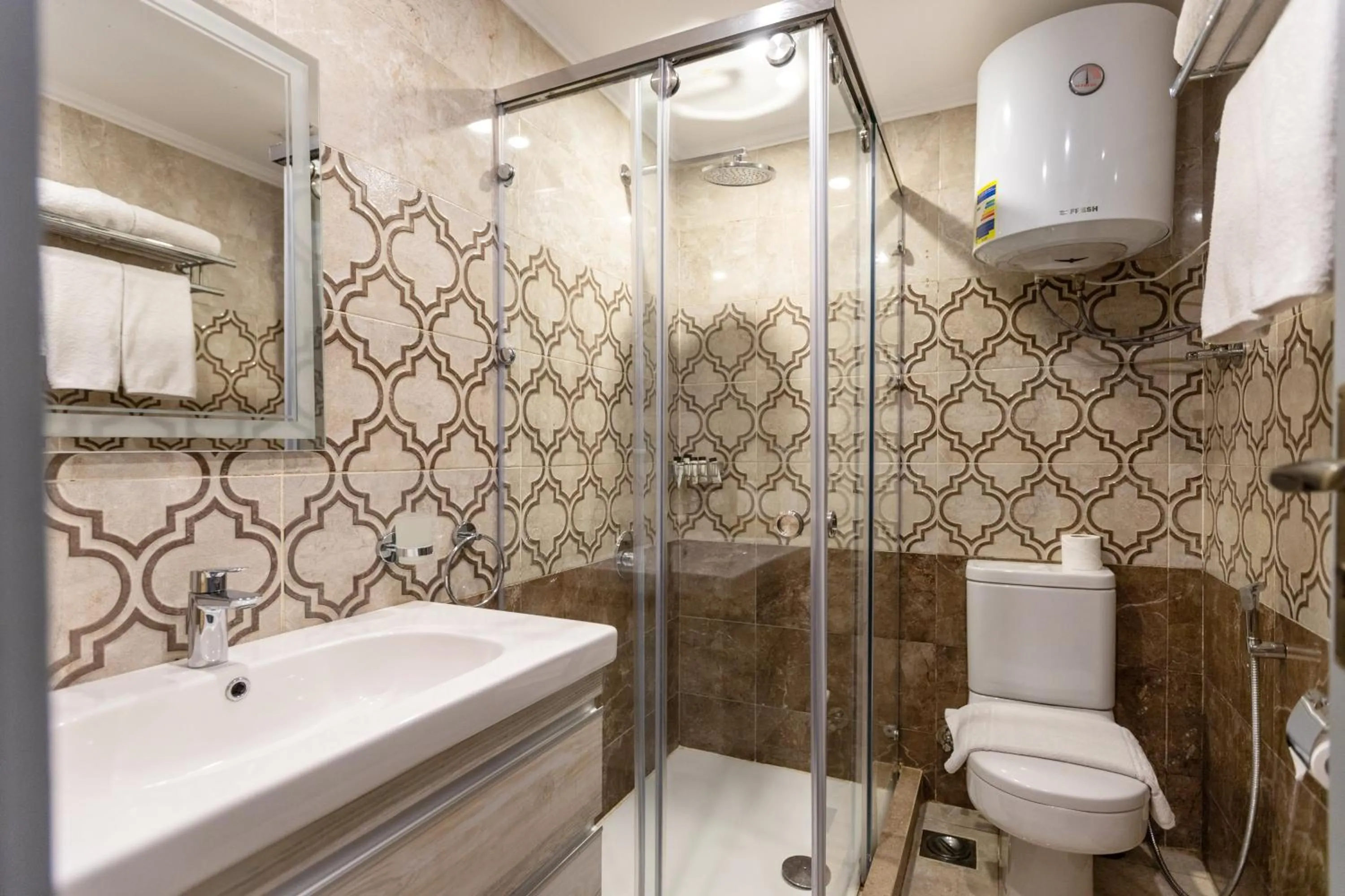 Shower in Mamlouk Pyramids Hotel