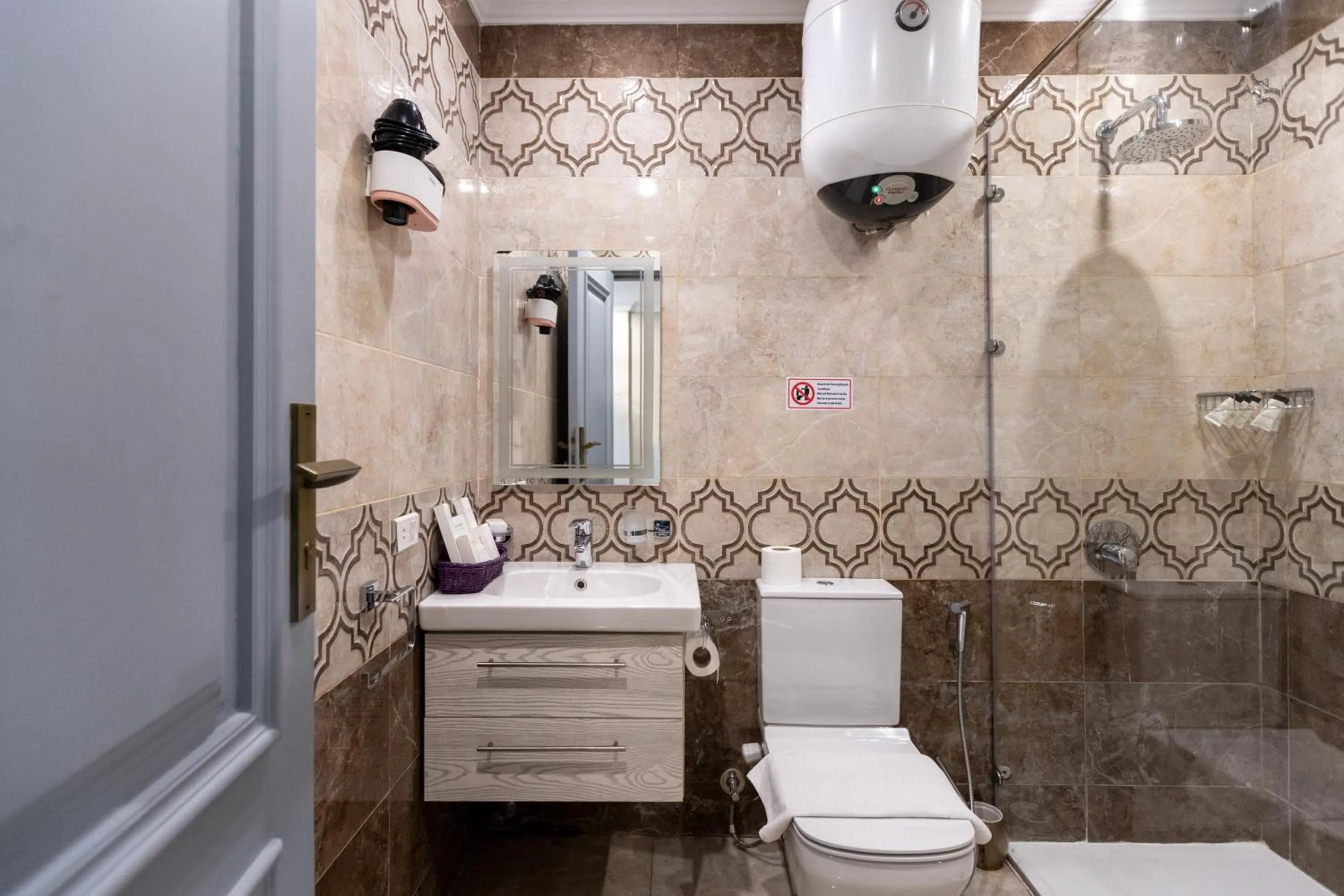 Toilet in Mamlouk Pyramids Hotel