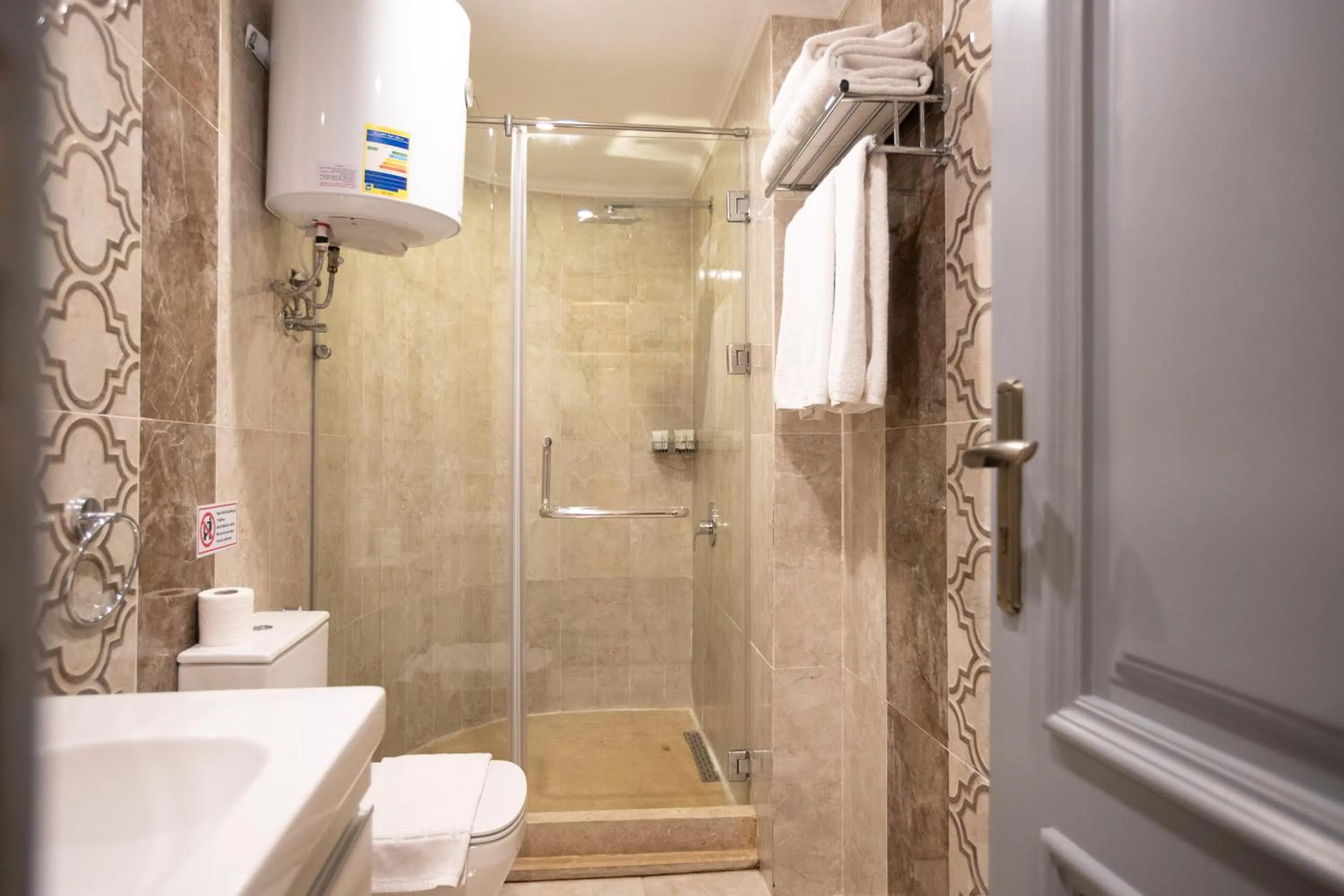 Shower in Mamlouk Pyramids Hotel