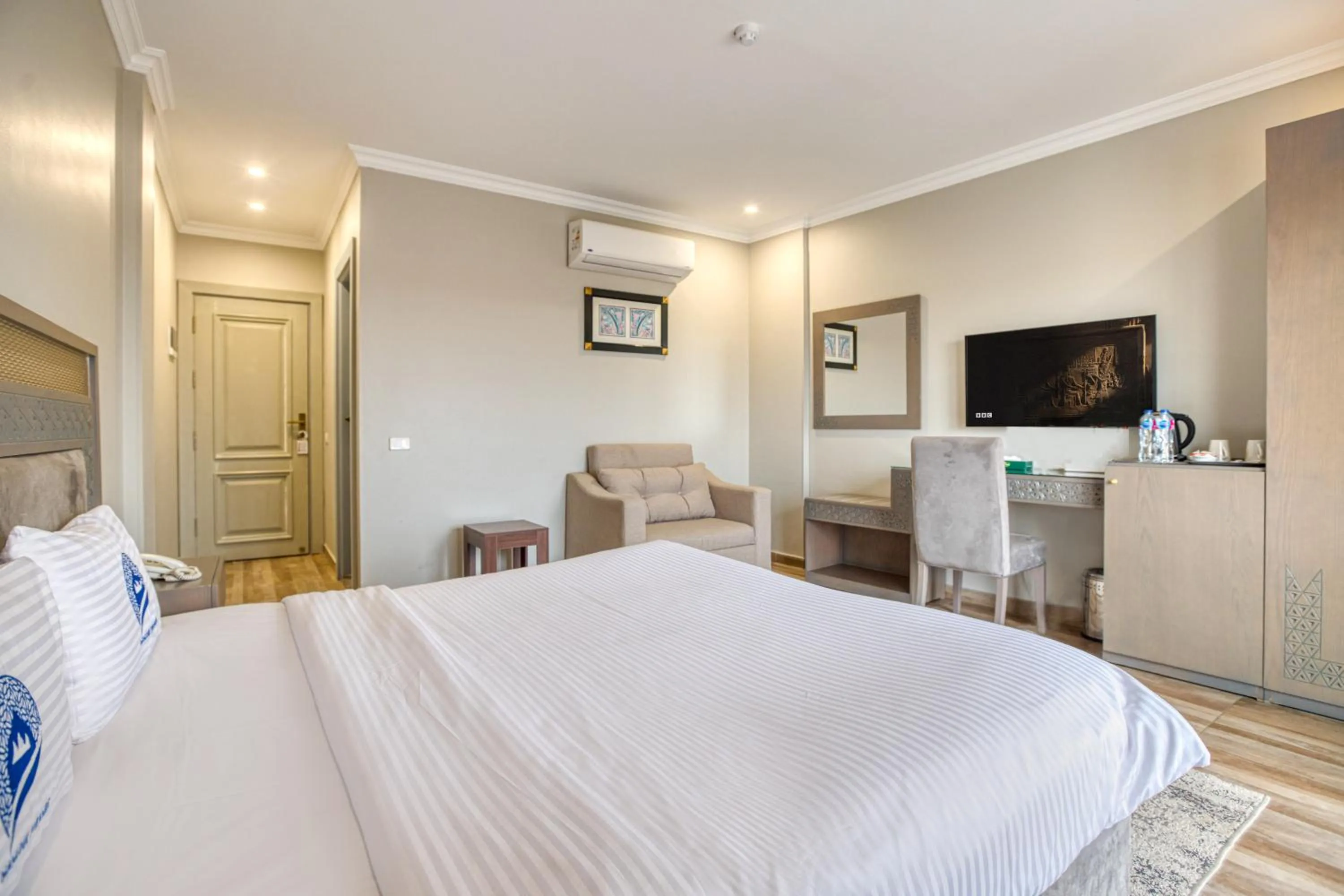 Bedroom, Bed in Mamlouk Pyramids Hotel