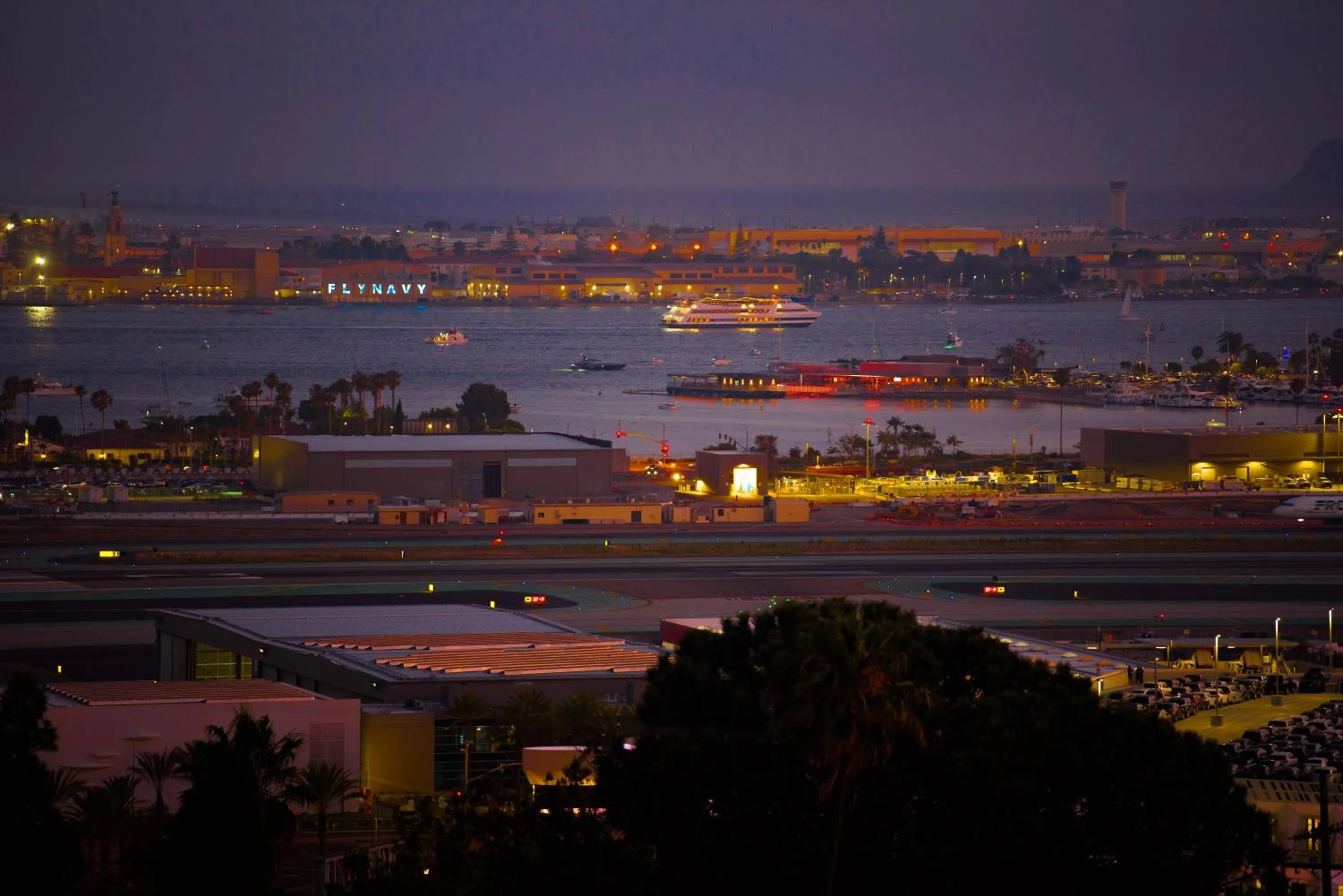 Night in 26' SUNDECK OCEAN Panoramic VIEWS with AC Fast WiFi -902Mbps