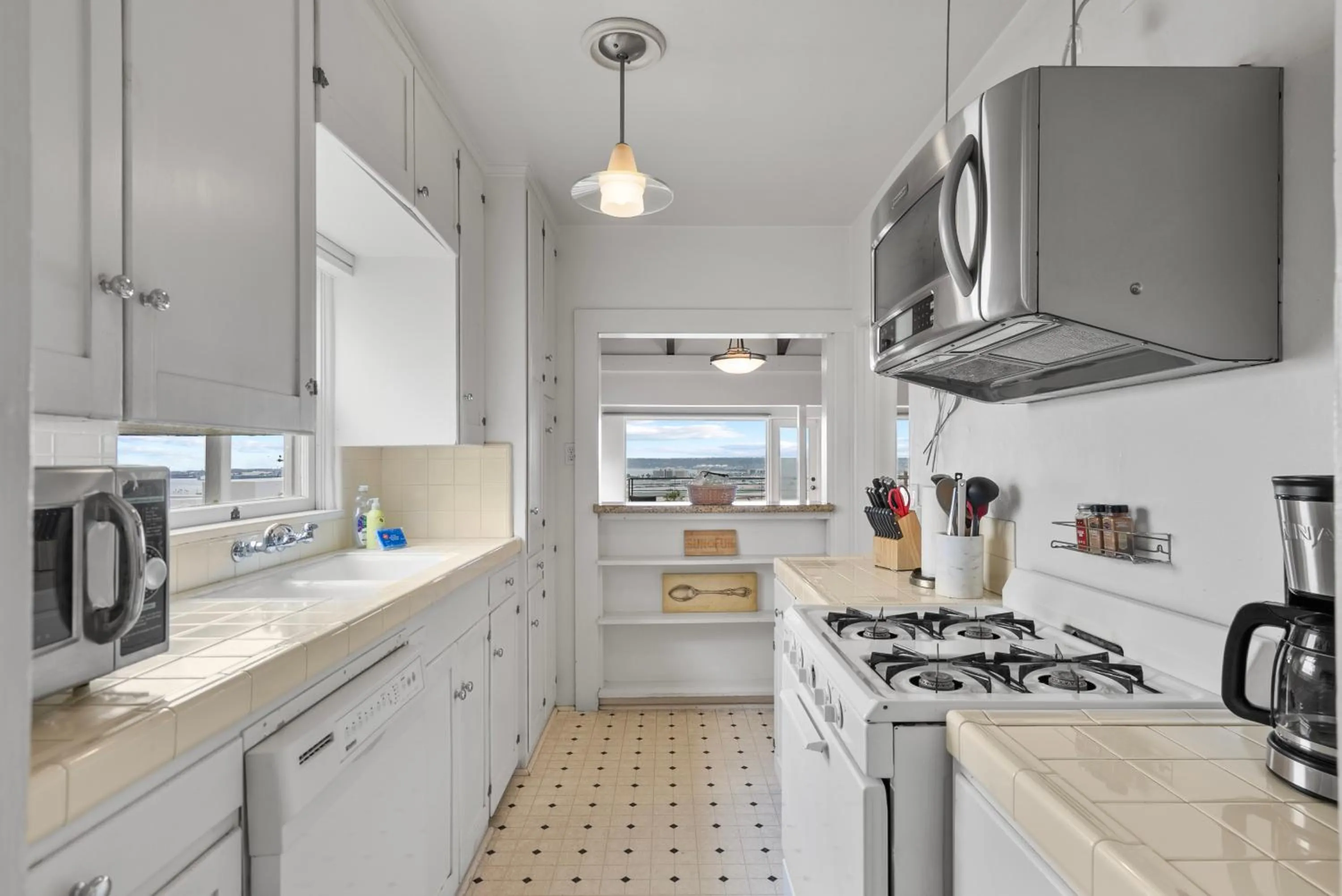 26' SUNDECK OCEAN Panoramic VIEWS with AC Fast WiFi -902Mbps