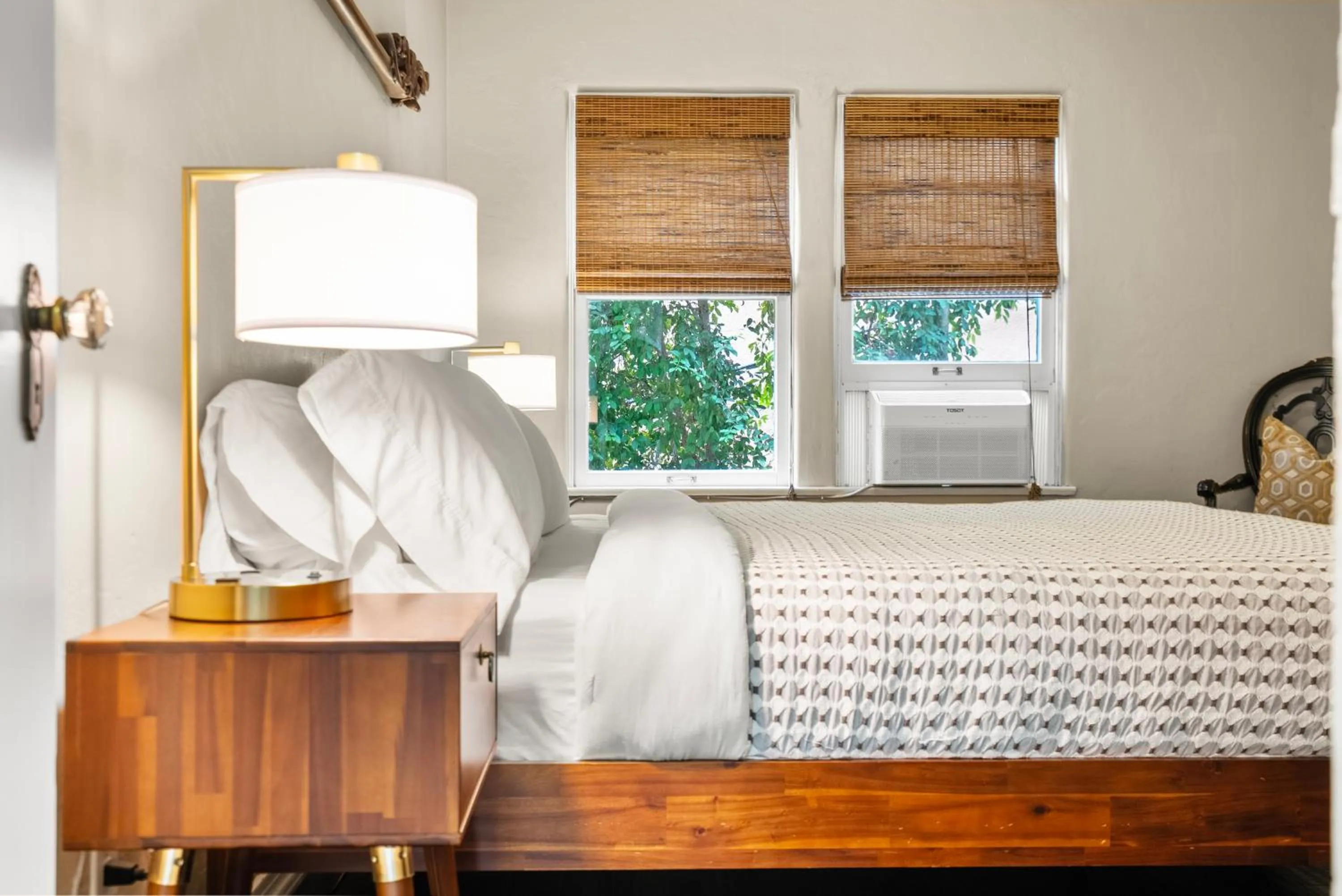 Bed in 26' SUNDECK OCEAN Panoramic VIEWS with AC Fast WiFi -902Mbps