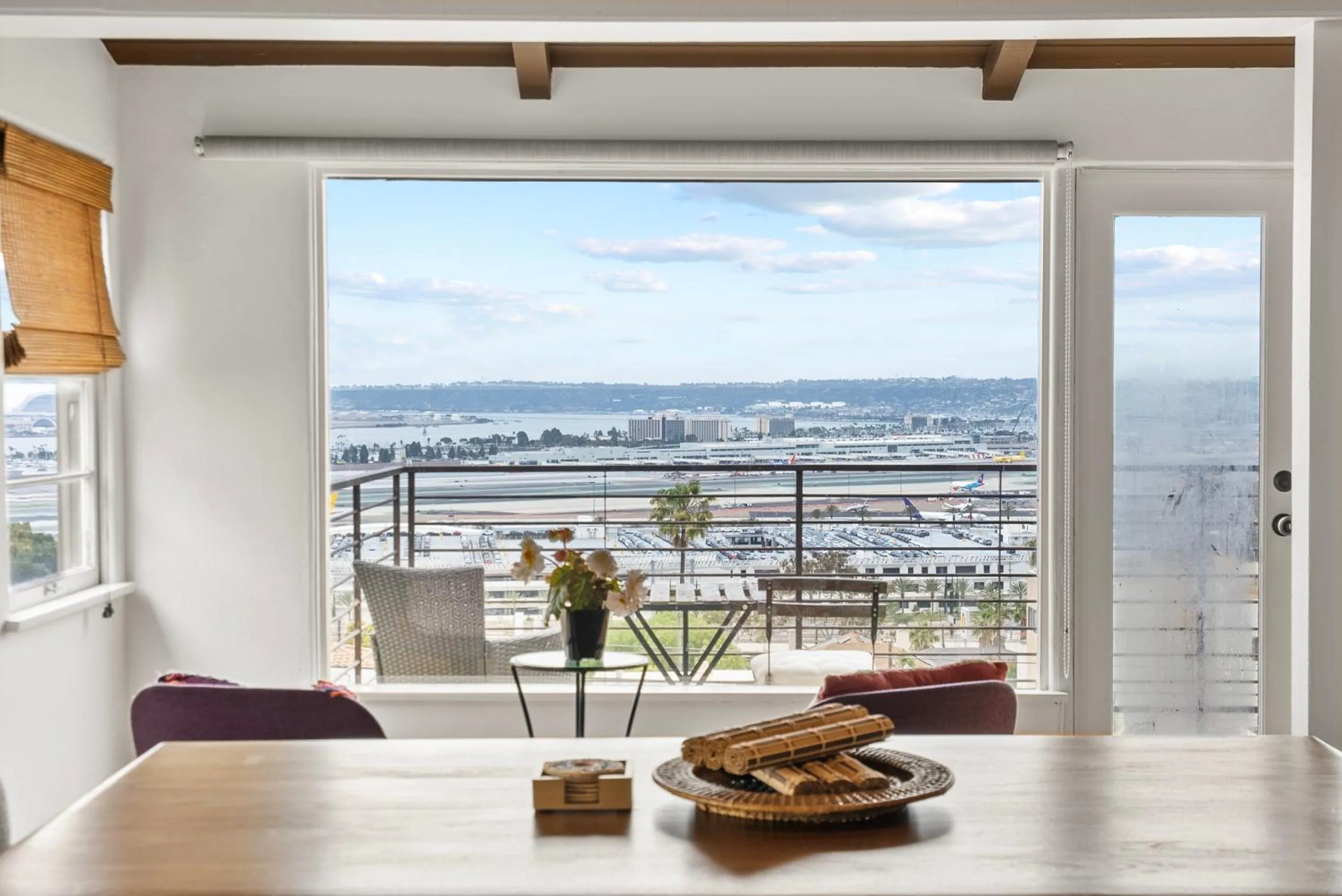 26' SUNDECK OCEAN Panoramic VIEWS with AC Fast WiFi -902Mbps