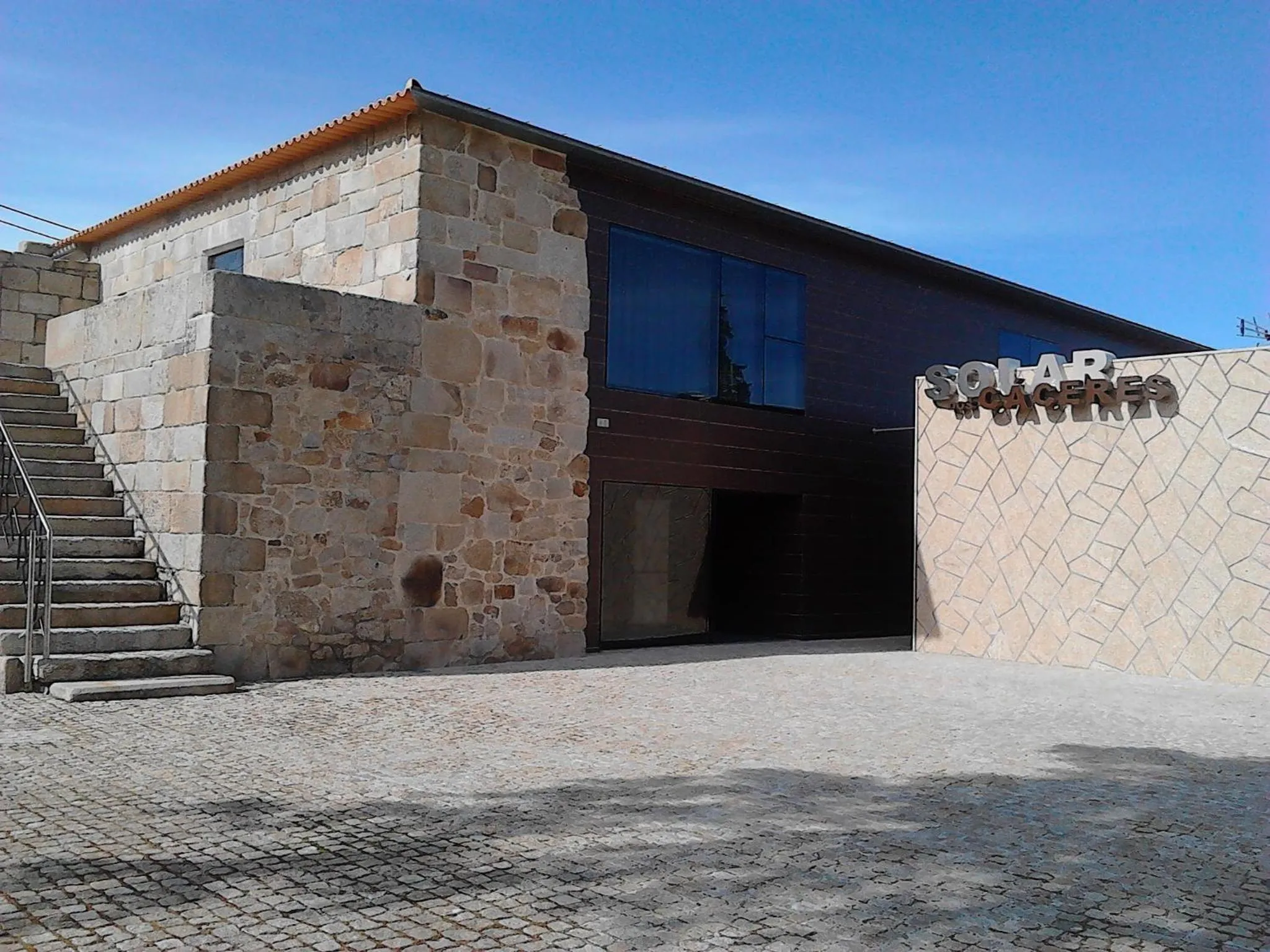 Facade/entrance in Solar Dos Cáceres