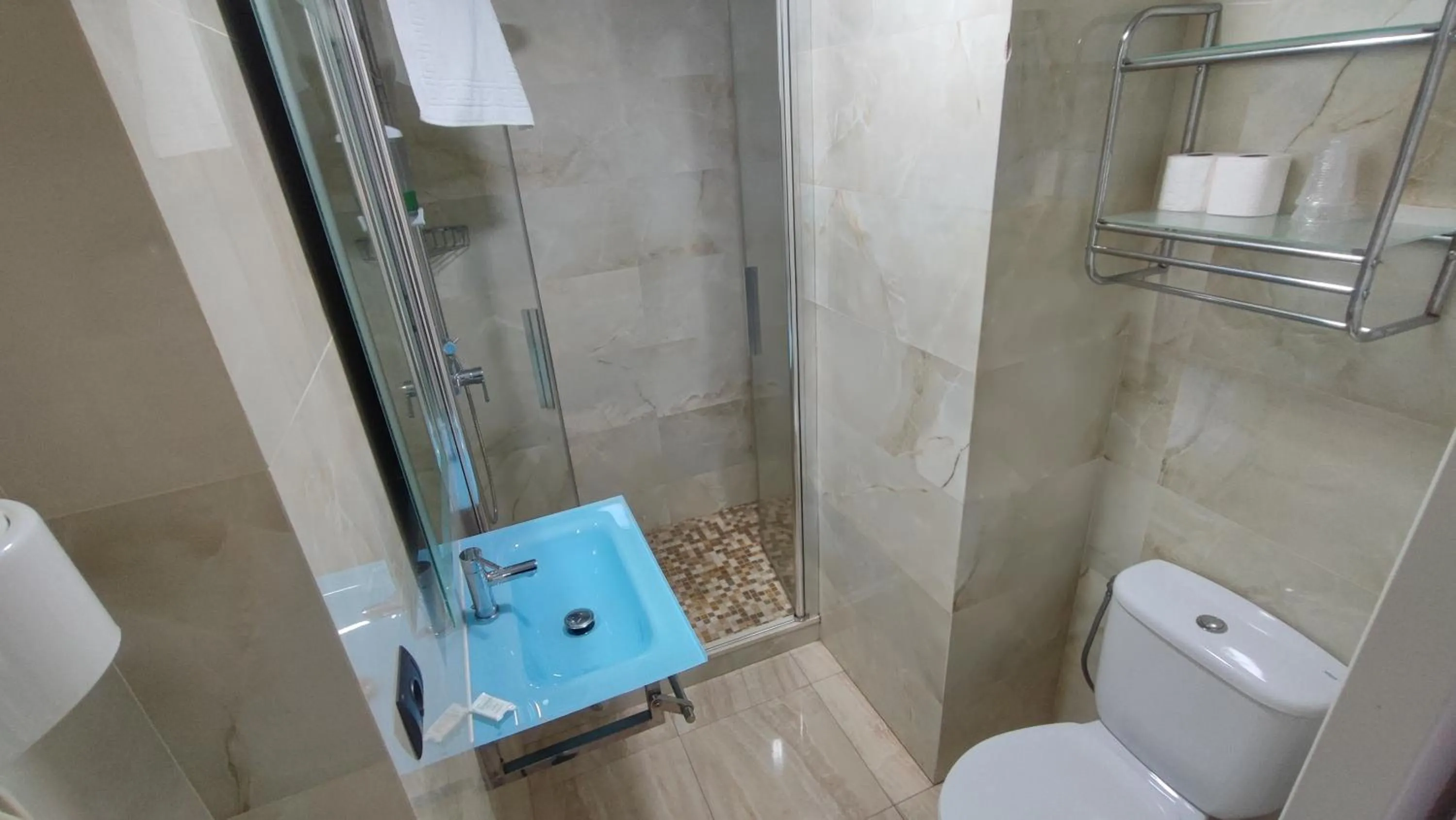 Shower in Hotel Aro'S