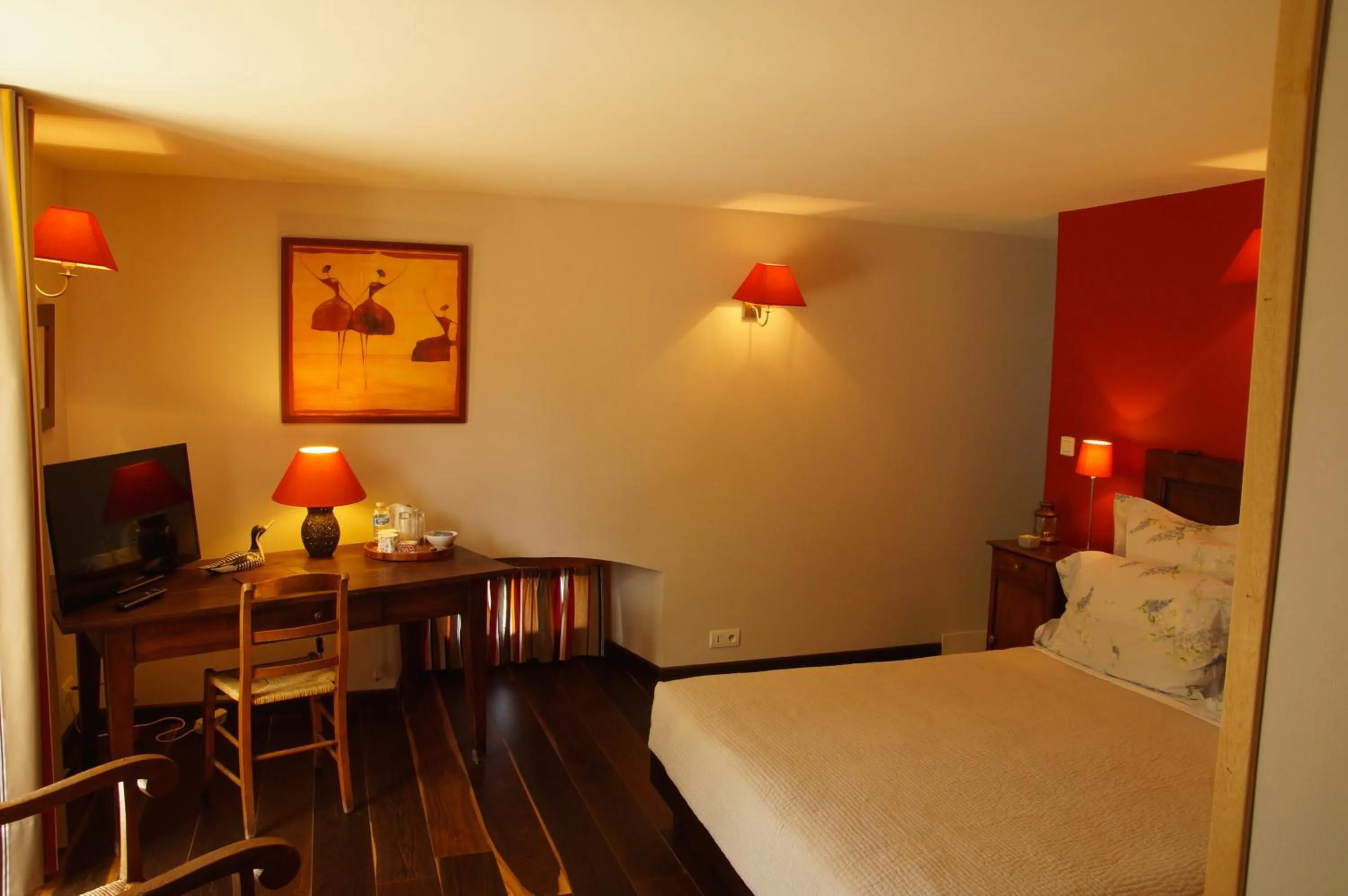 Photo of the whole room, Bed in Le Grand Noë