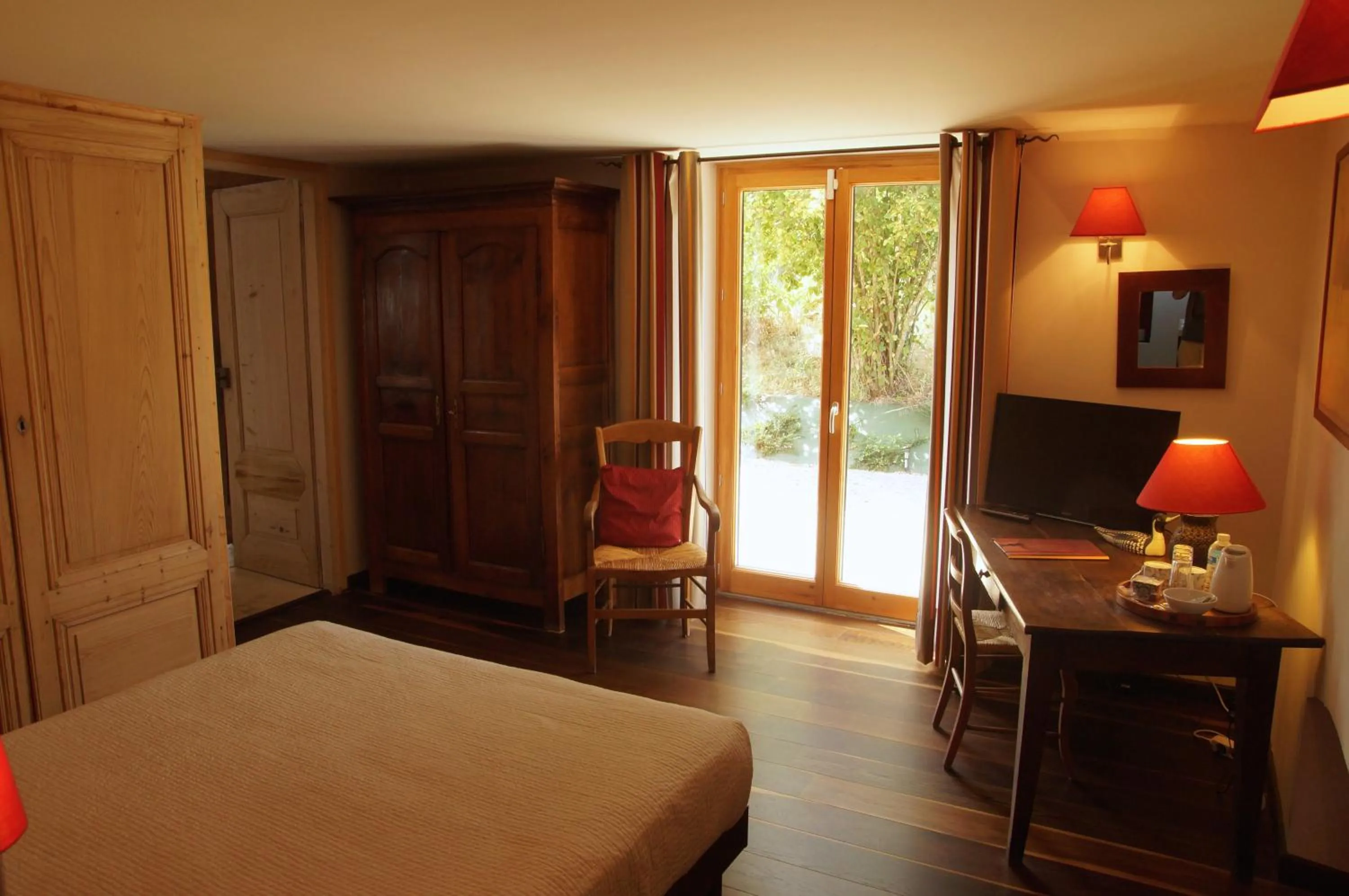 Photo of the whole room, Bed in Le Grand Noë