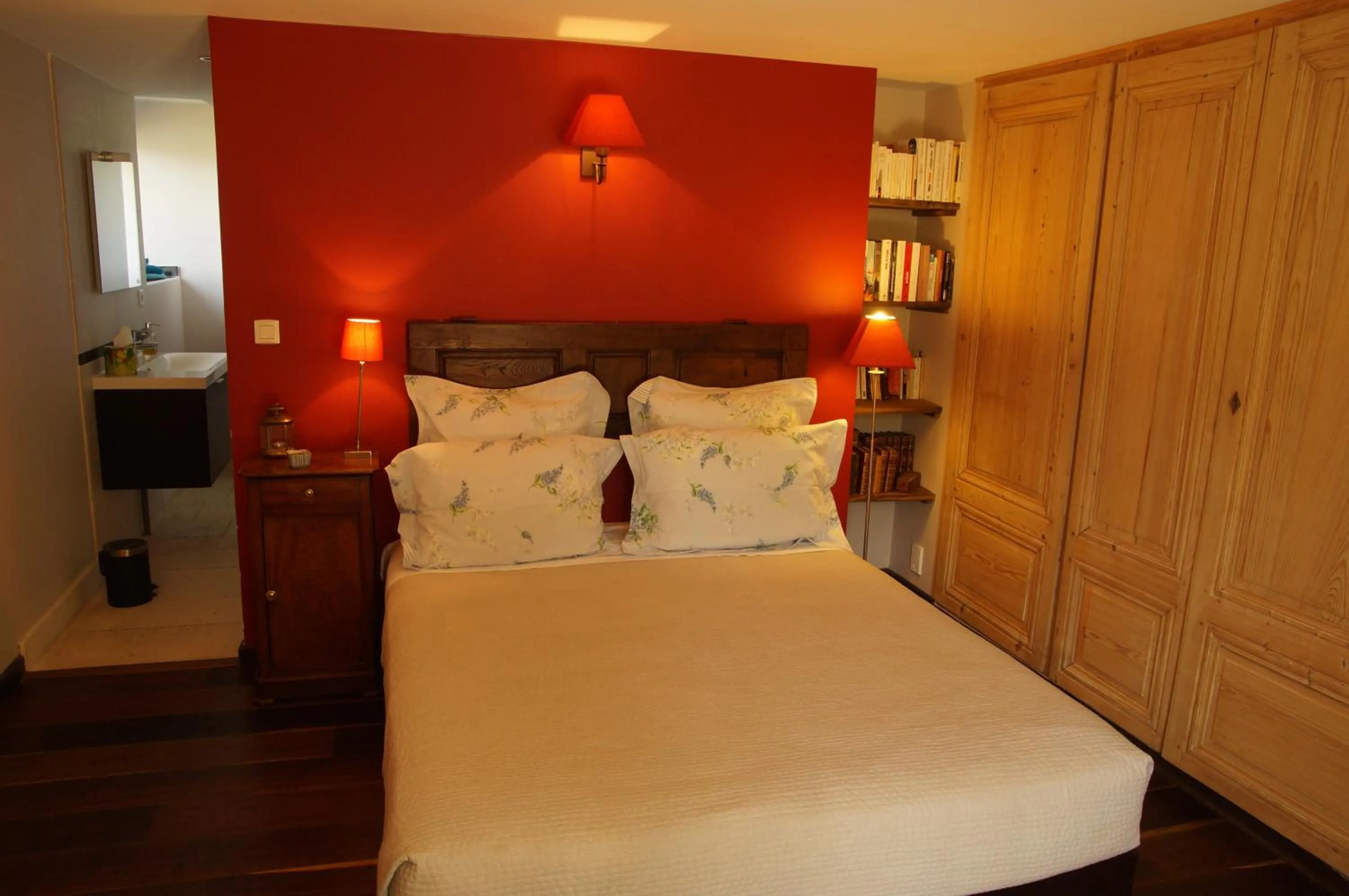 Photo of the whole room, Bed in Le Grand Noë