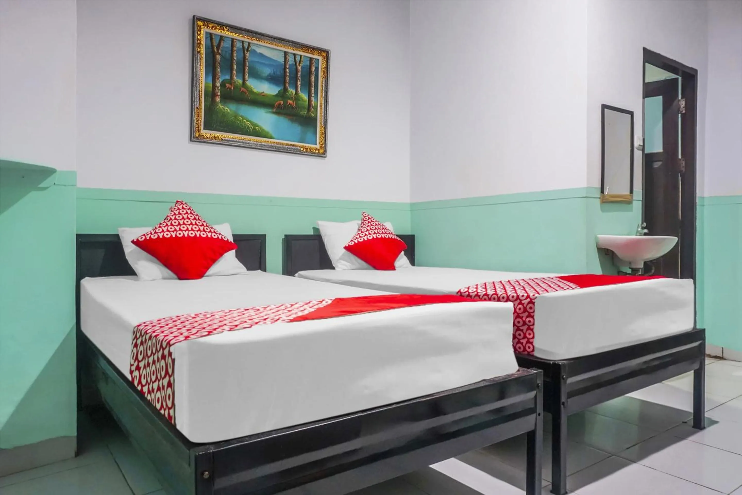 Bedroom in Hotel O Wisma Favorite Makassar Near Benteng Rotterdam