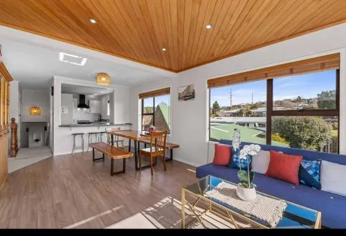 Spacious retreat with Mountain View