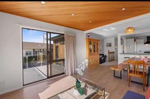 Spacious retreat with Mountain View