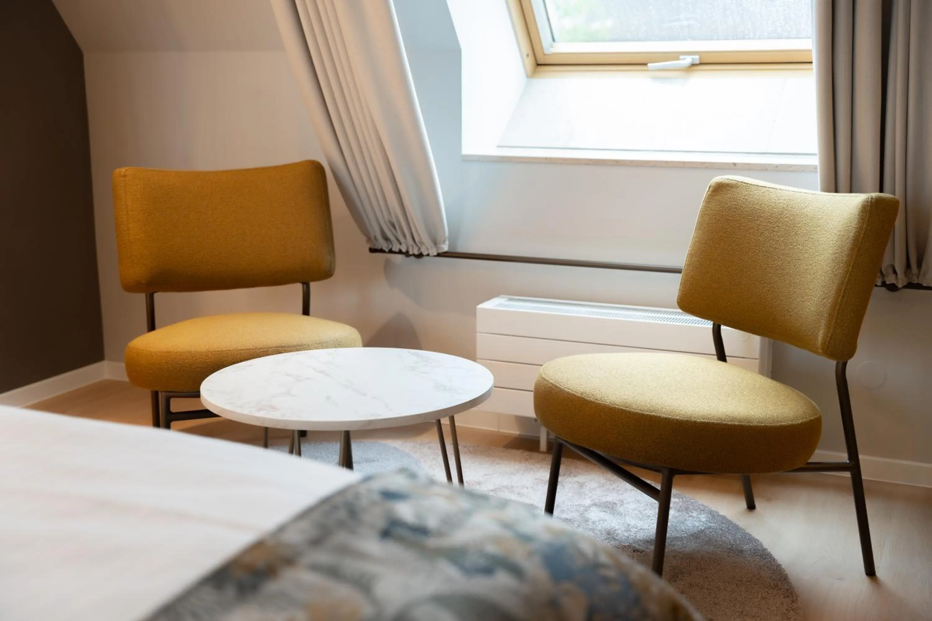 Seating area, Bed in Designhotel am Stadtgarten