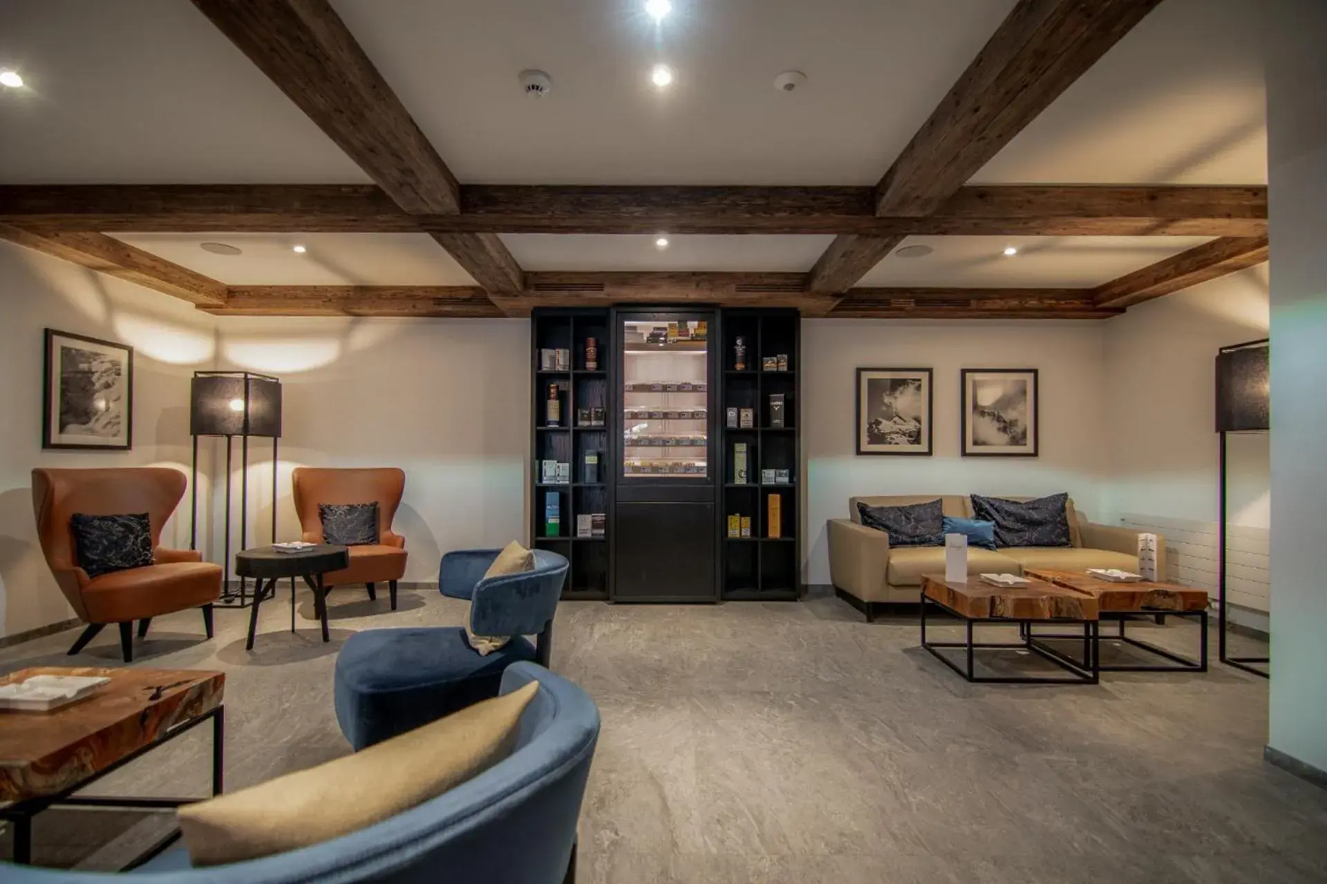 Lounge or bar in Walliserhof Grand-Hotel & Spa Relais & Châteaux Lounge or bar in Walliserhof Grand-Hotel & Spa Relais & Châteaux