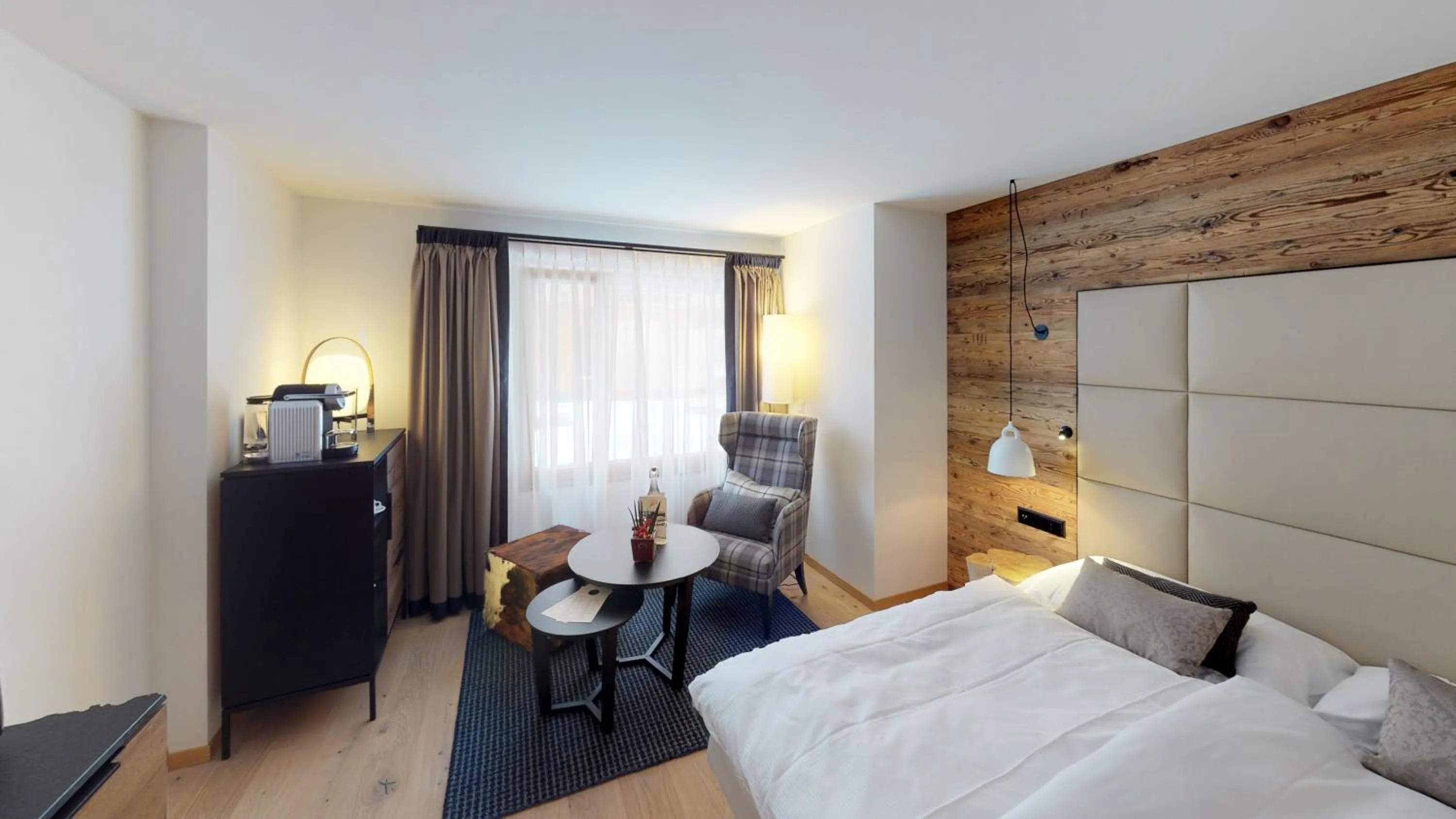 Seating area, Bed in Walliserhof Grand-Hotel & Spa Relais & Châteaux