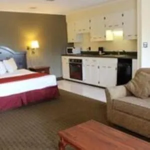 Kitchen or kitchenette, Bed in Lake View Inn & Suites