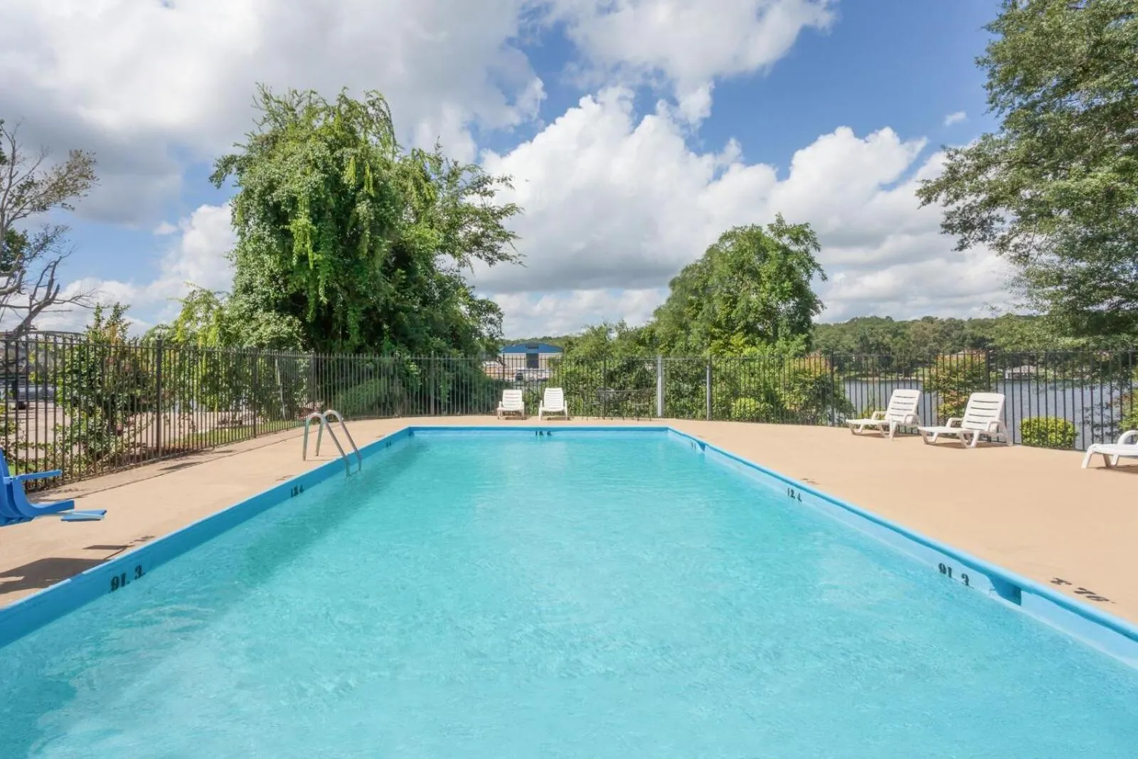 Swimming pool in Lake View Inn & Suites