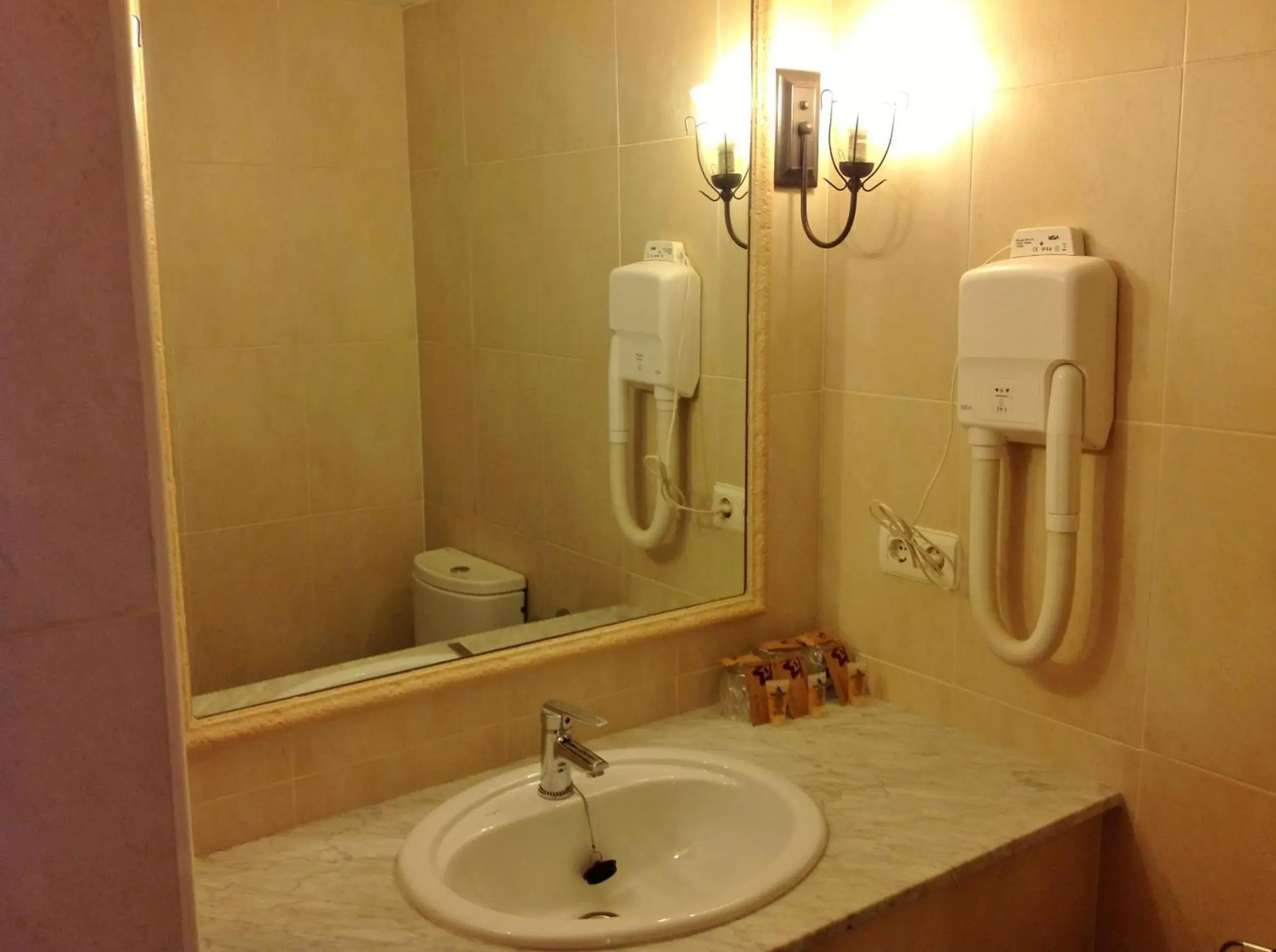 Triple Room in Hostal Cerezo 2 Triple Room in Hostal Cerezo 2