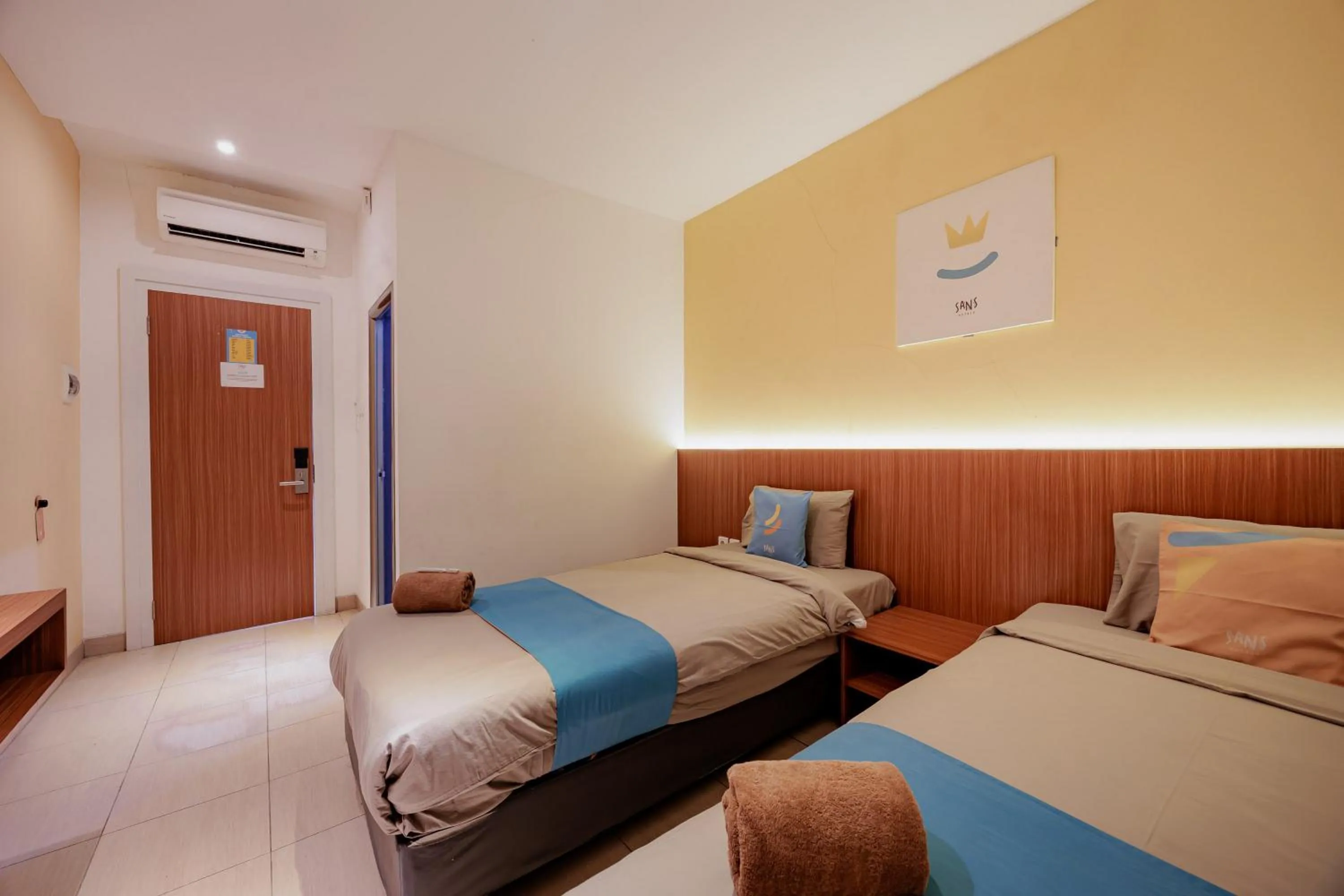 Bedroom, Bed in Sans Hotel Roxy Jakarta