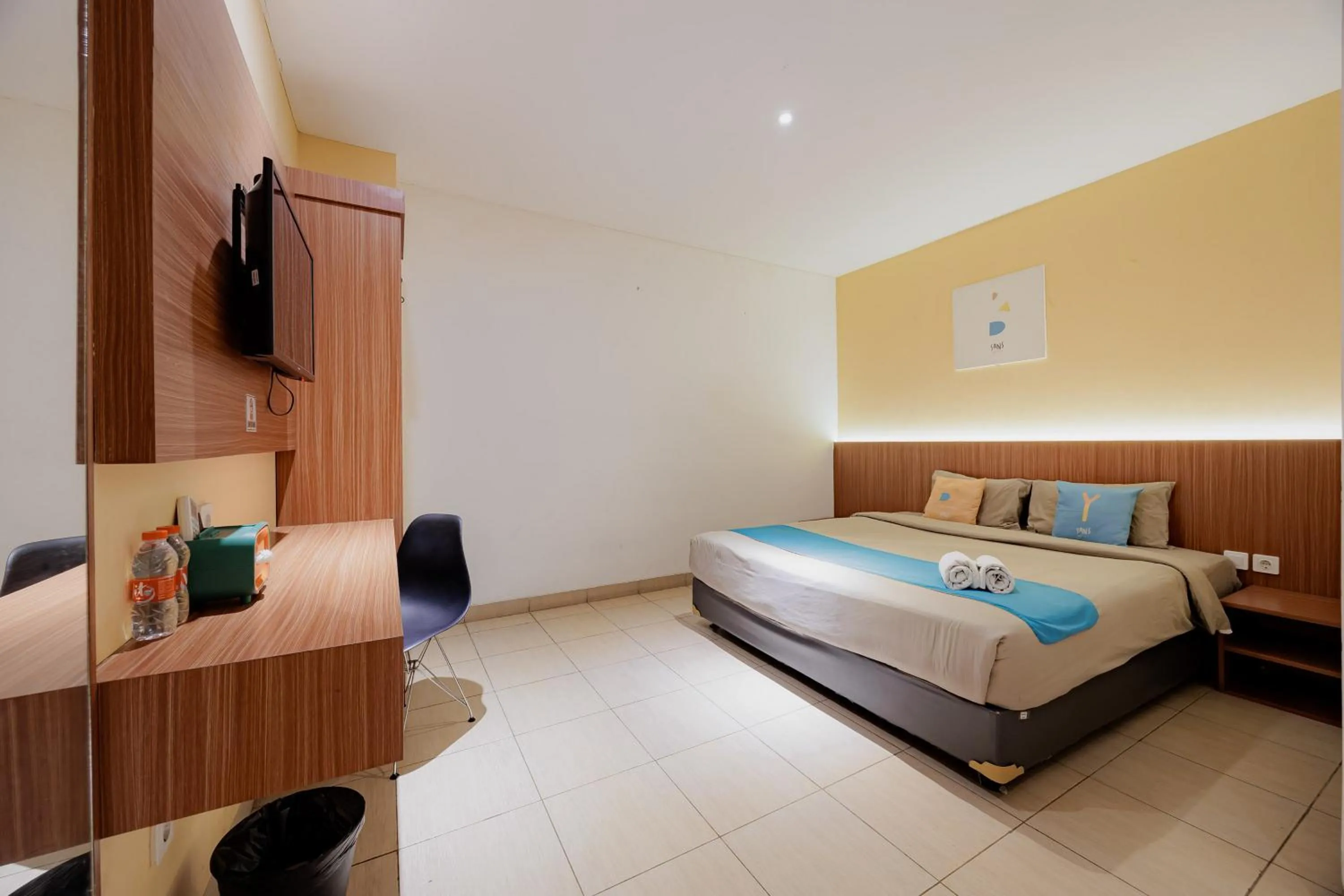 Bedroom, Bed in Sans Hotel Roxy Jakarta