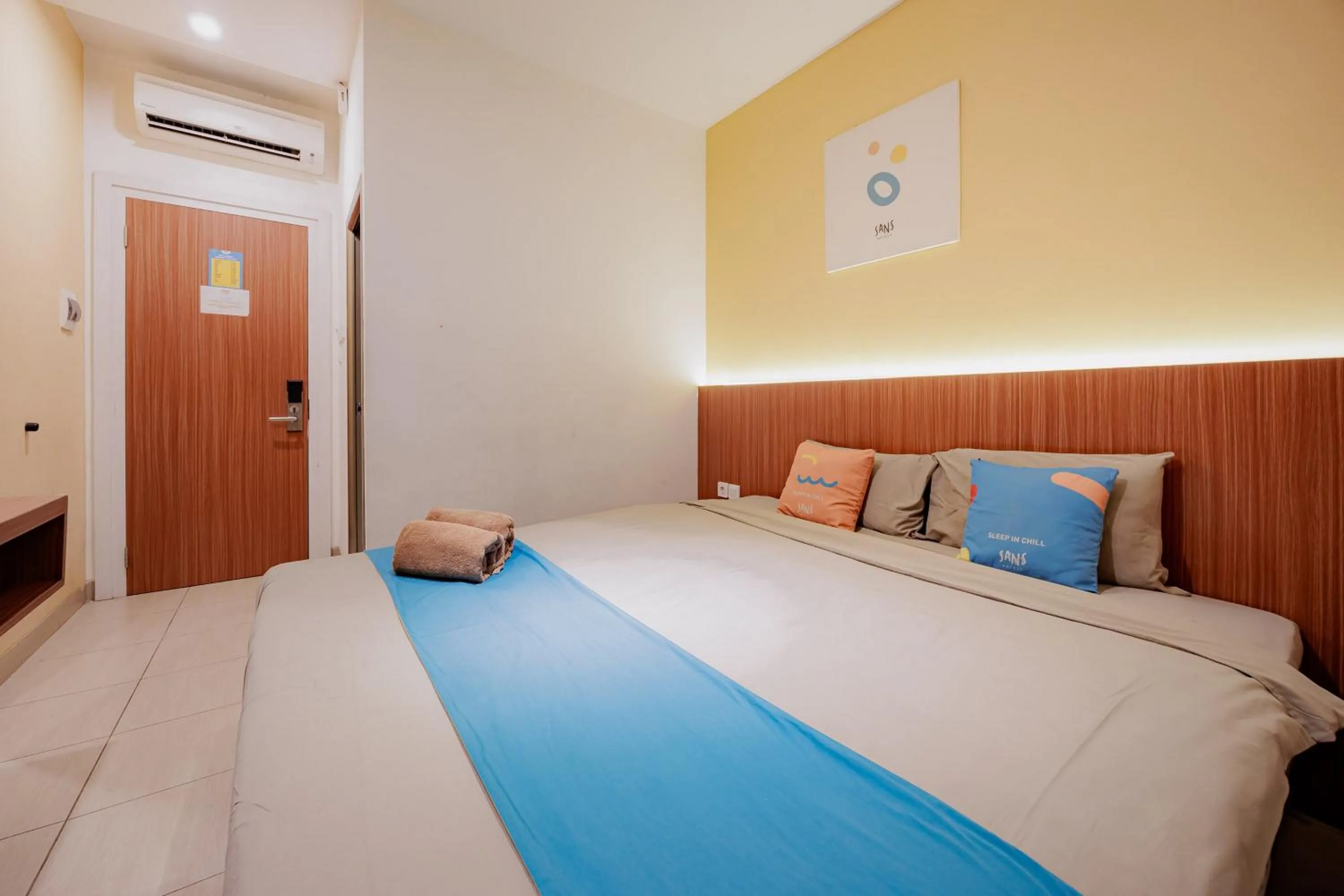 Bedroom, Bed in Sans Hotel Roxy Jakarta