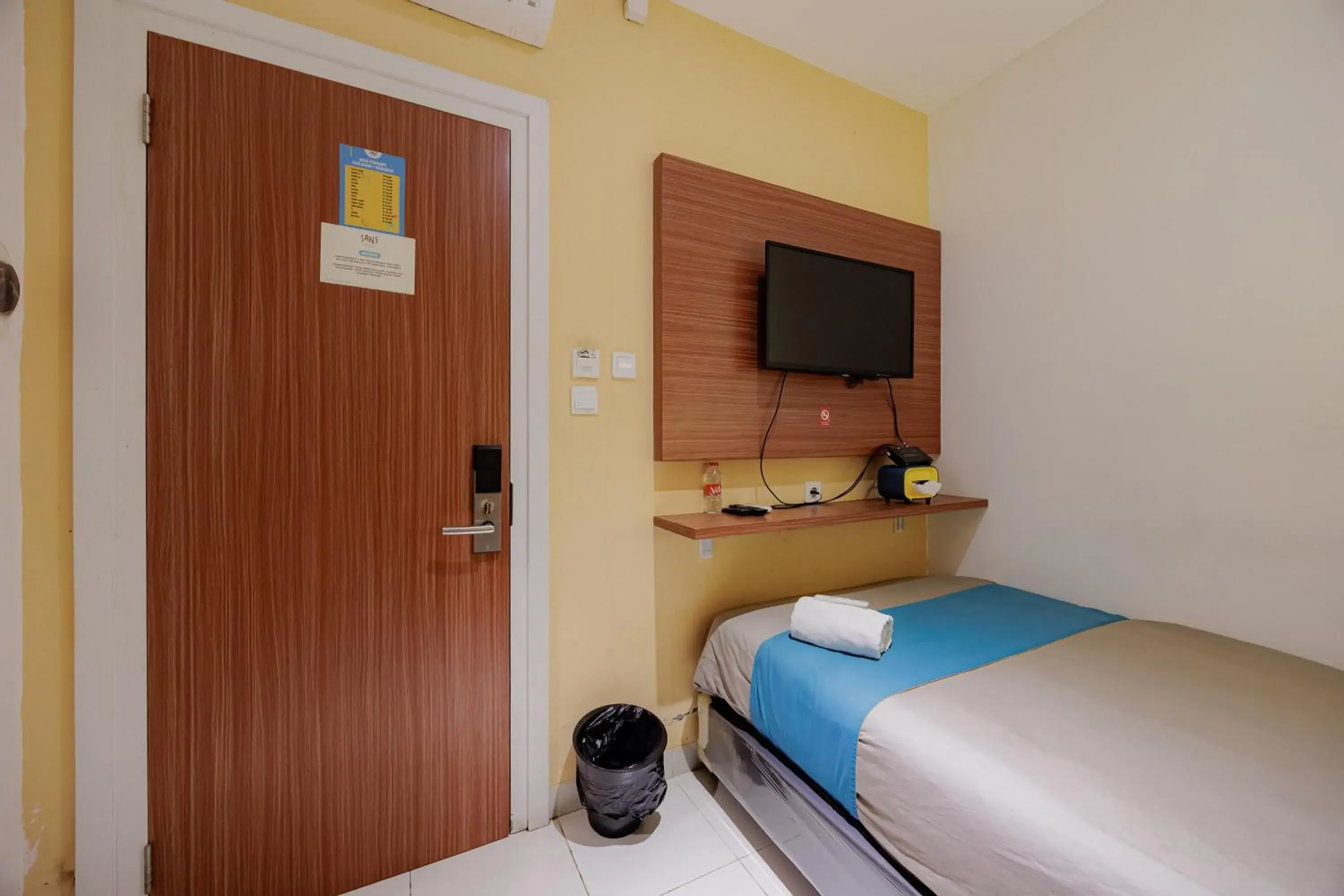 Bedroom, Bed in Sans Hotel Roxy Jakarta Bedroom, Bed in Sans Hotel Roxy Jakarta