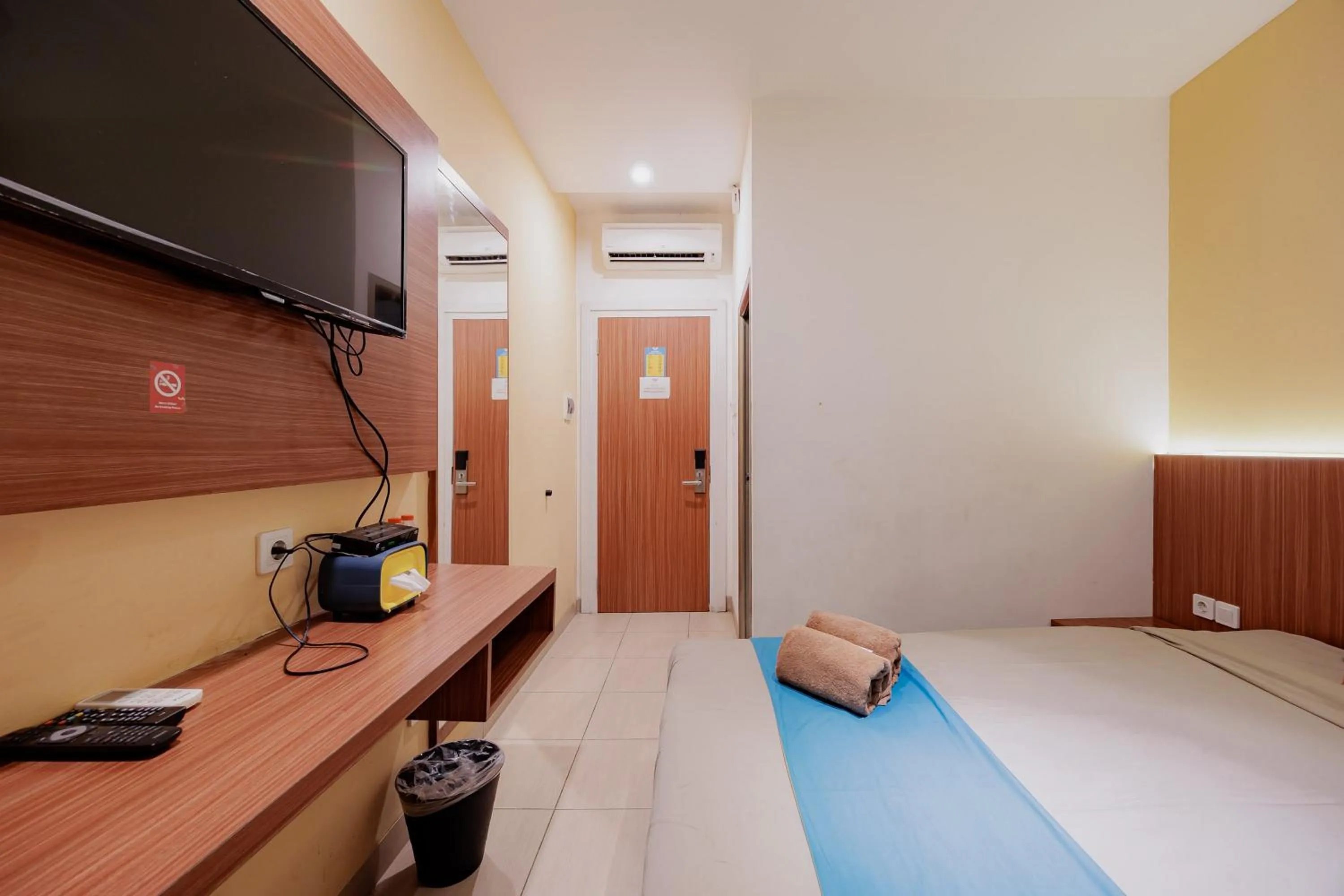 Bedroom, Bed in Sans Hotel Roxy Jakarta