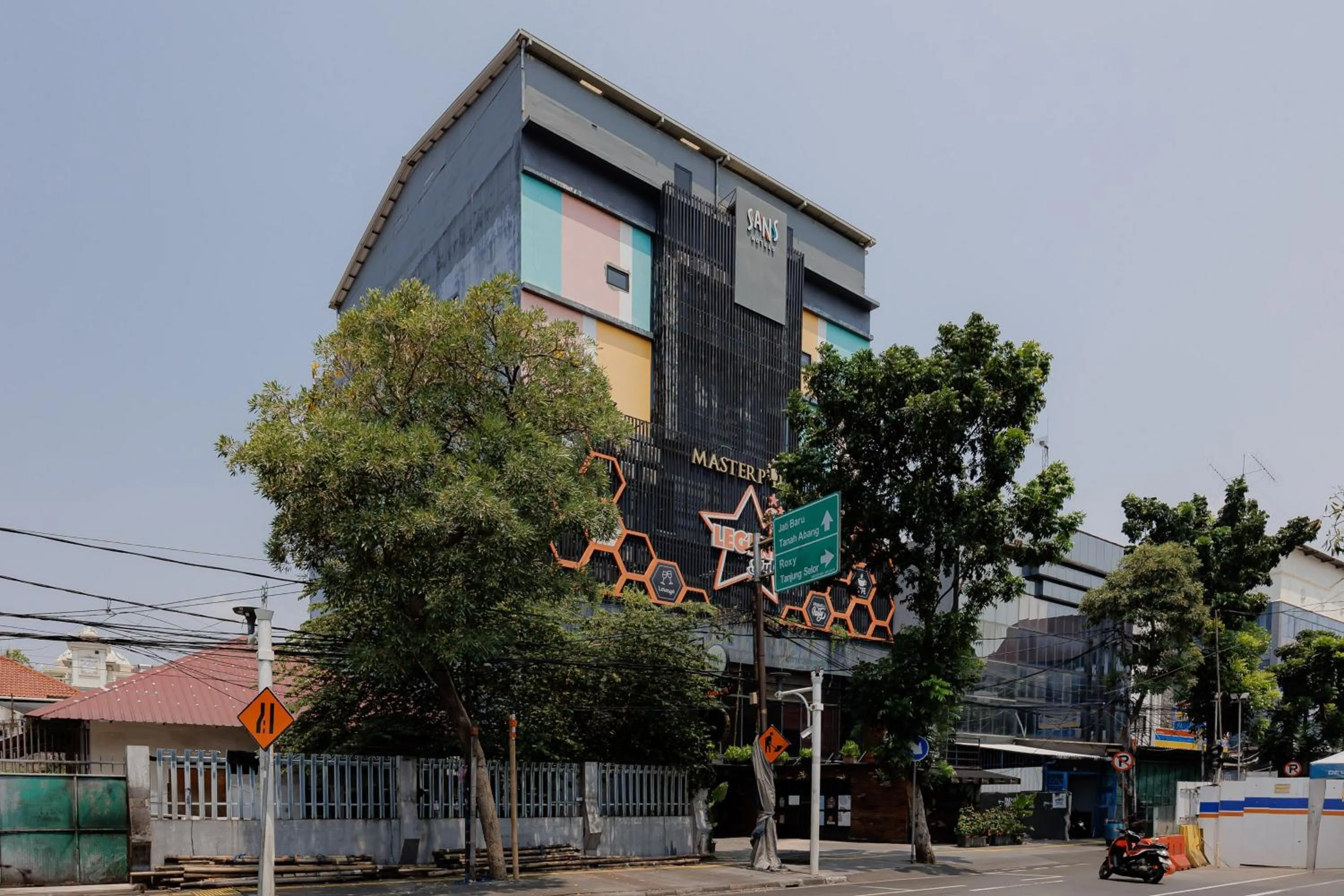 Facade/entrance in Sans Hotel Roxy Jakarta