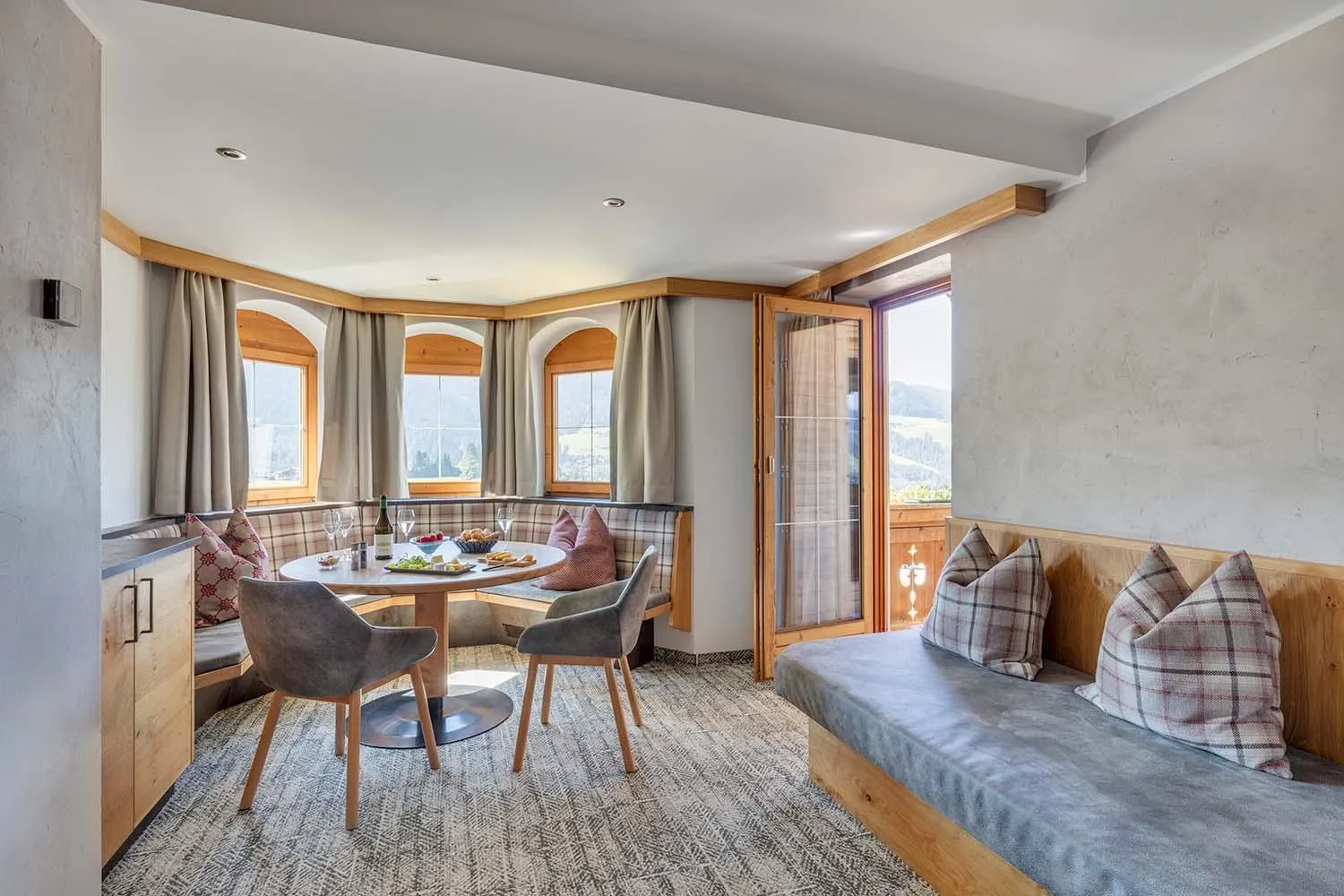 Living room, Bed in Apparthotel Talhof, Restaurant, Pool und Spa