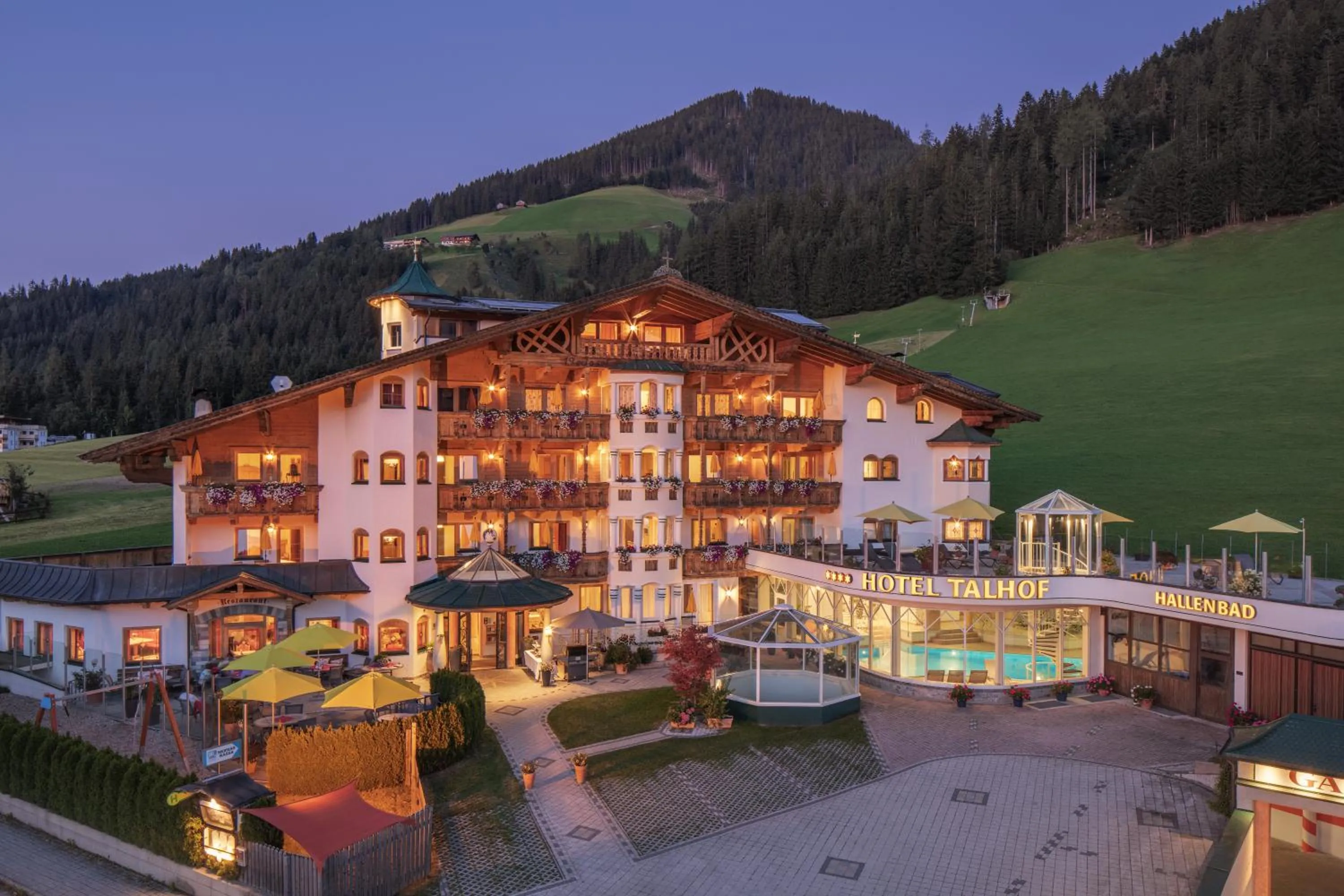 Property building in Apparthotel Talhof, Restaurant, Pool und Spa