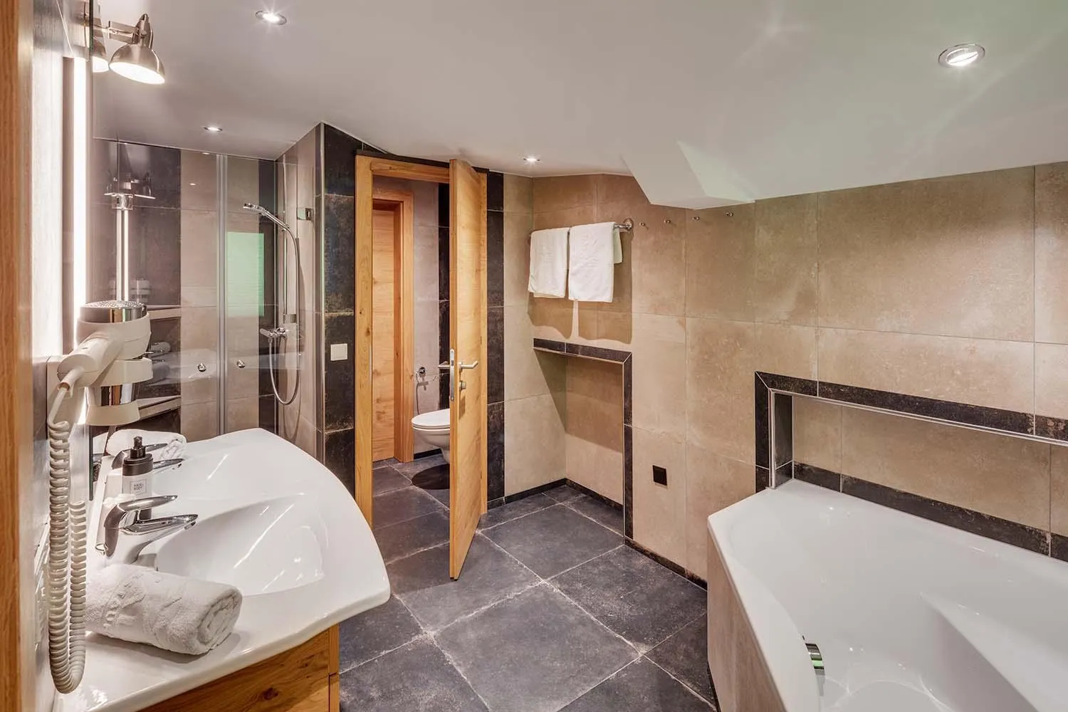 Shower in Apparthotel Talhof, Restaurant, Pool und Spa