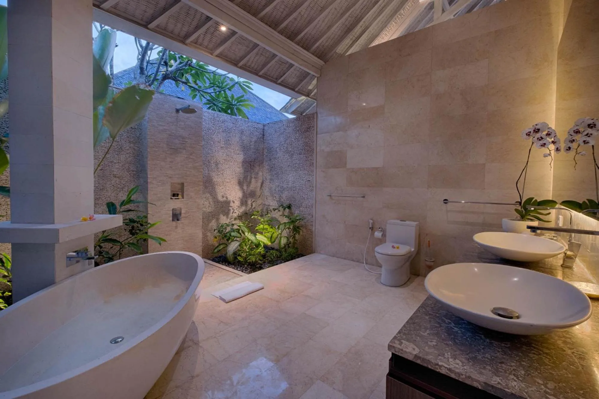 Shower in Kutus Kutus Estuary Saba Beach