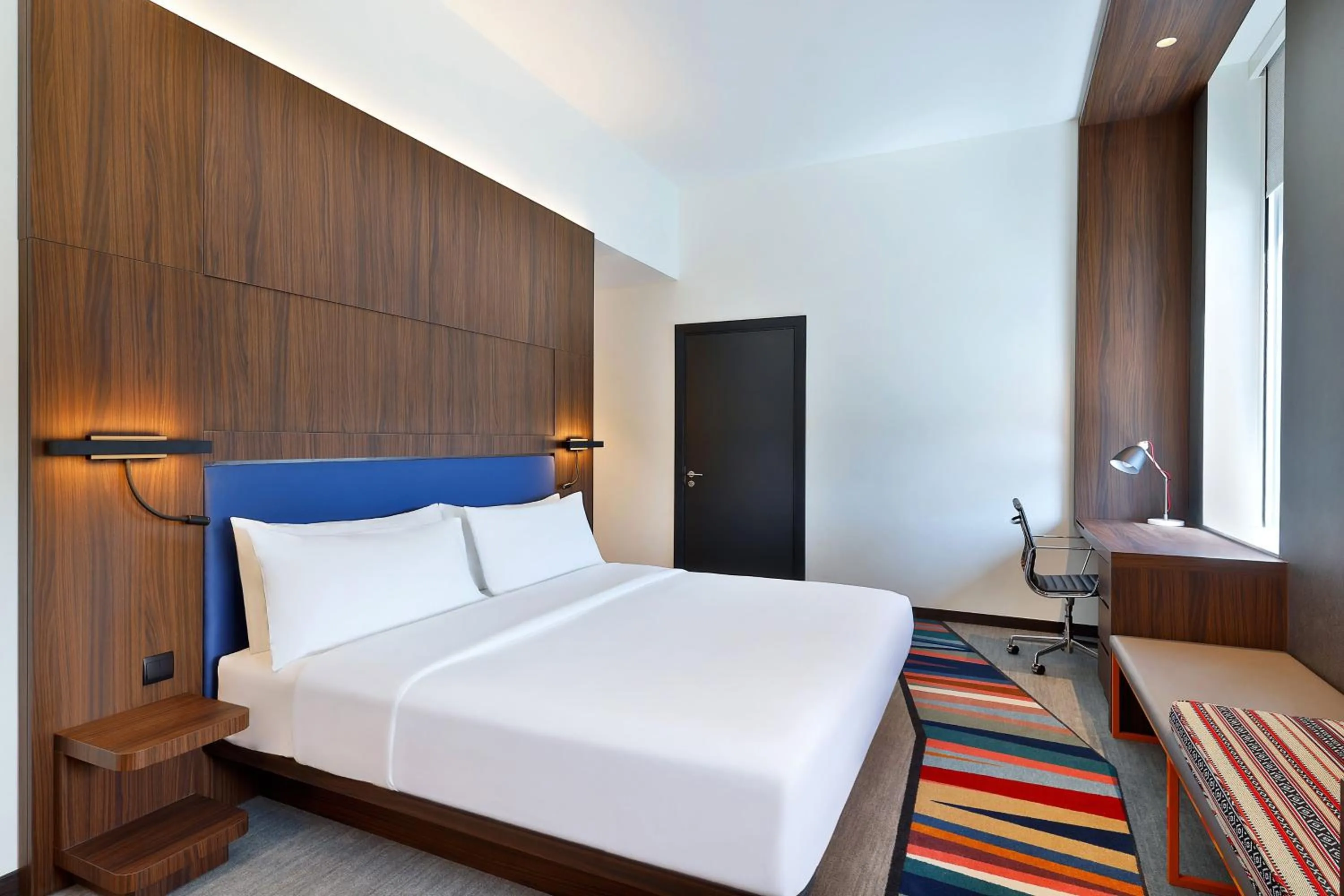Photo of the whole room, Bed in Aloft Al Mina, Dubai Jumeirah