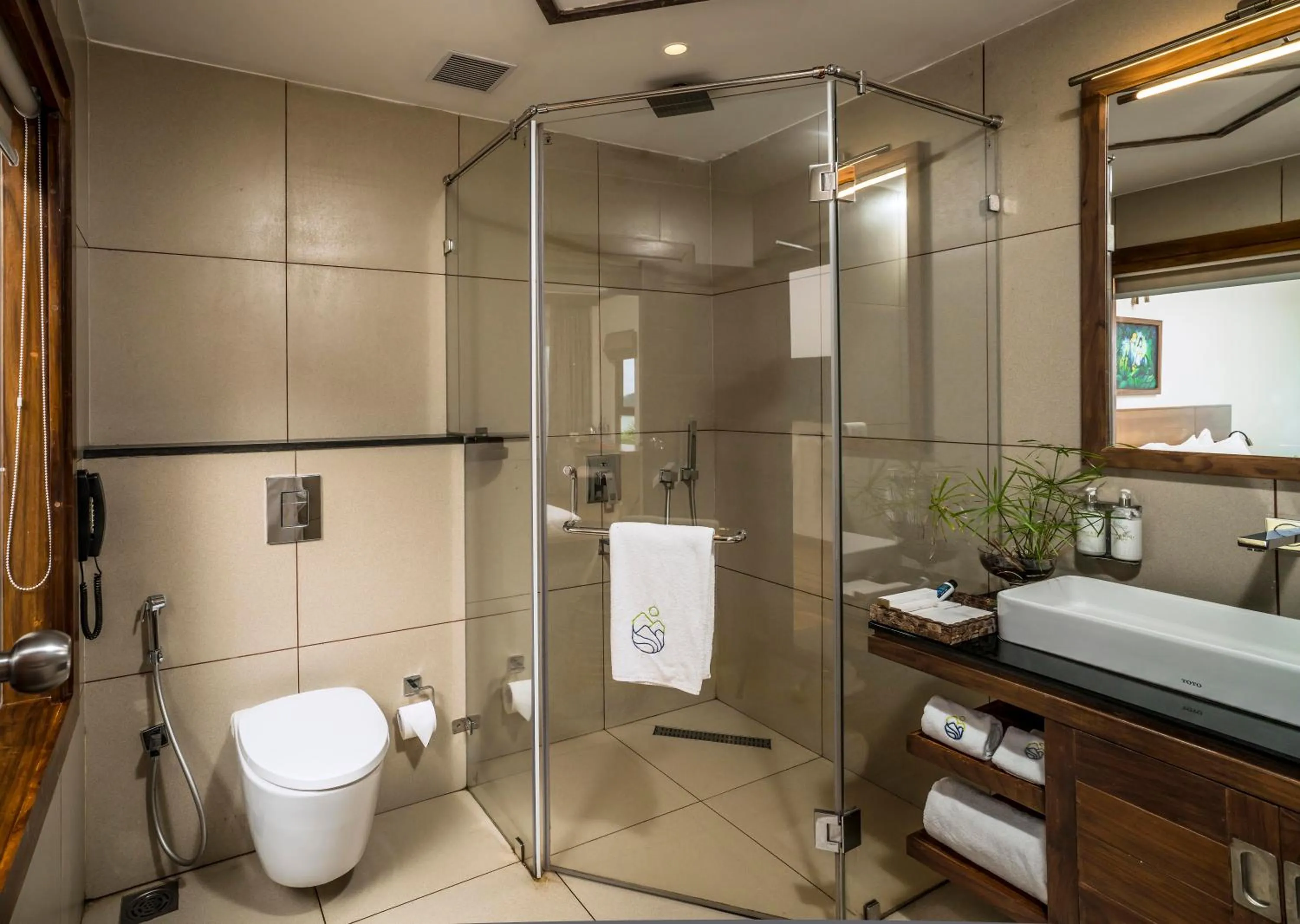 Shower in MOUNTAIN SHADOWS RESORT Wayanad